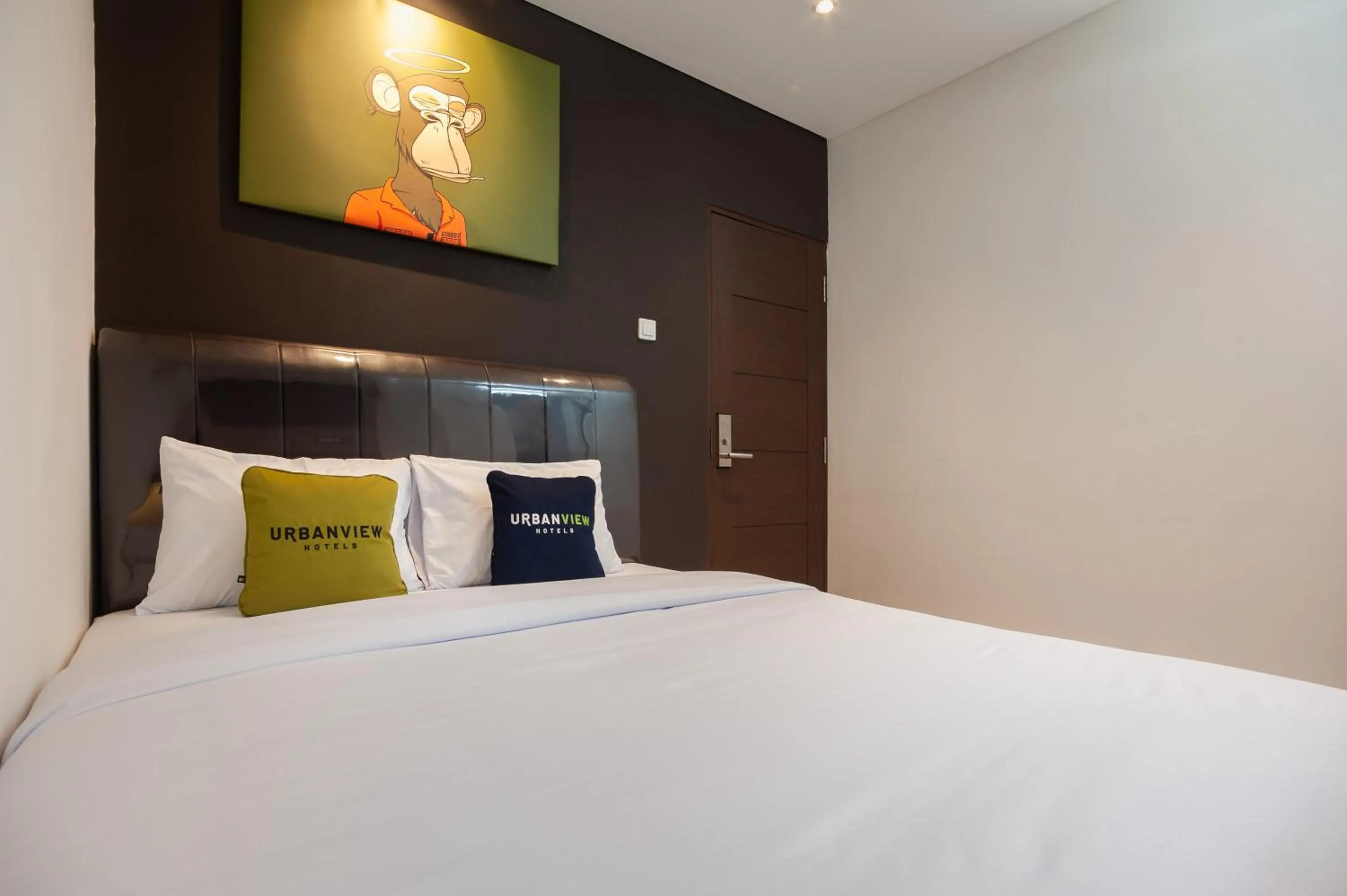 Bedroom, Bed in Urbanview Hotel Groovy Inn Tangerang