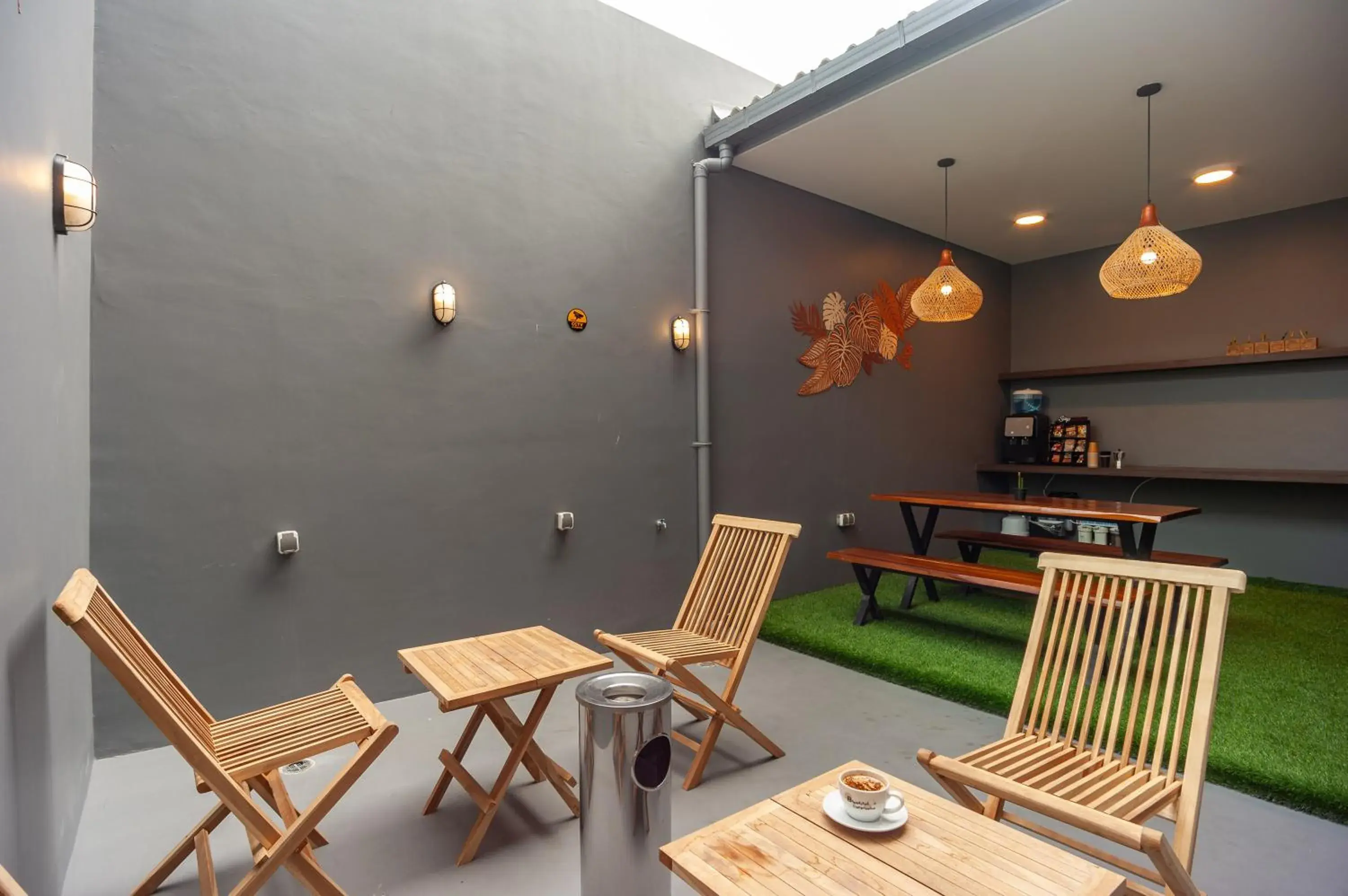 Seating area in Urbanview Hotel Groovy Inn Tangerang Seating area in Urbanview Hotel Groovy Inn Tangerang