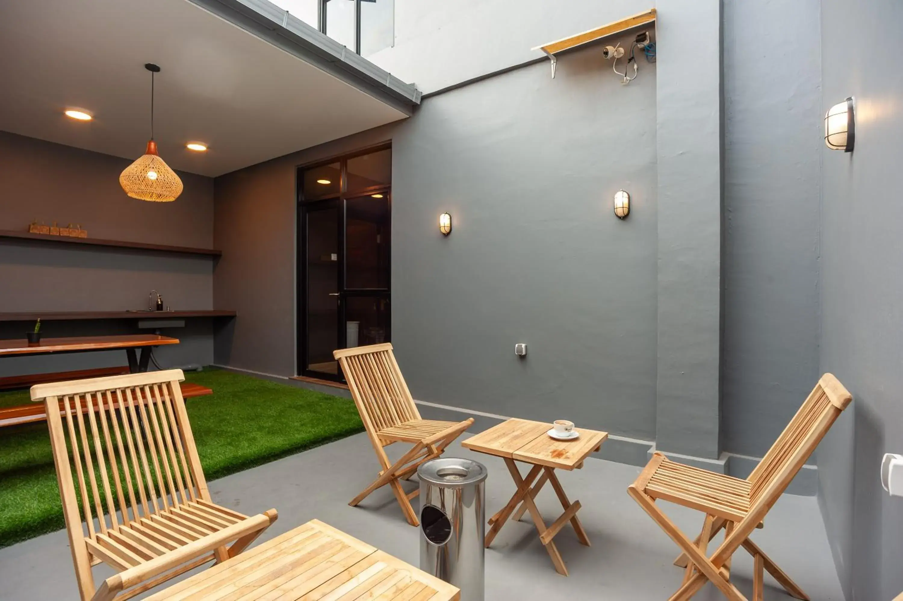 Seating area in Urbanview Hotel Groovy Inn Tangerang Seating area in Urbanview Hotel Groovy Inn Tangerang