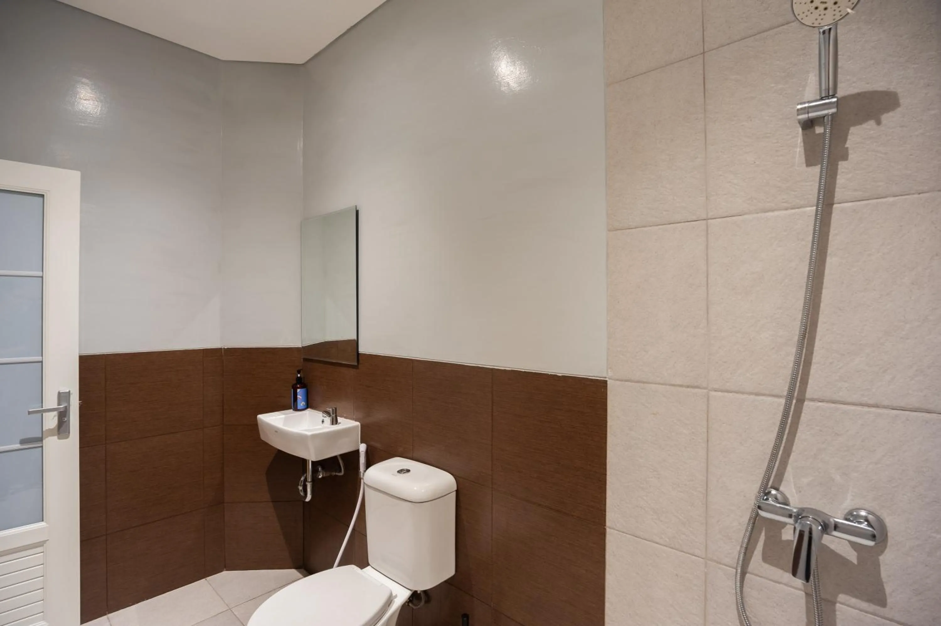 Shower in Urbanview Hotel Groovy Inn Tangerang