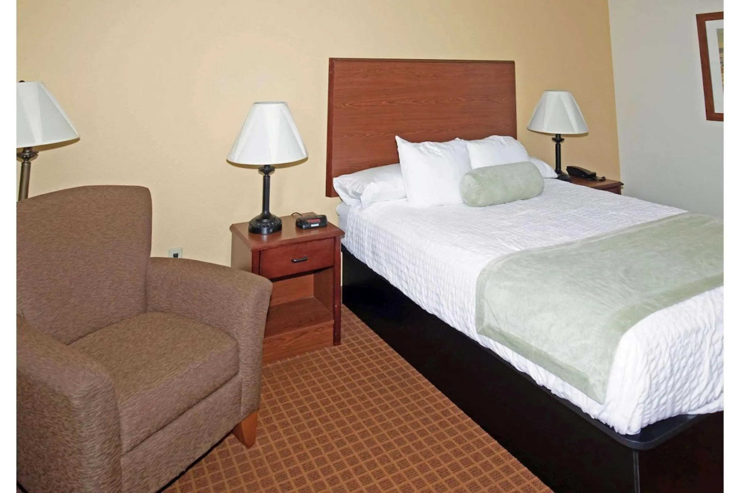 Bedroom, Bed in Park View Inn & Suites, Hoisington