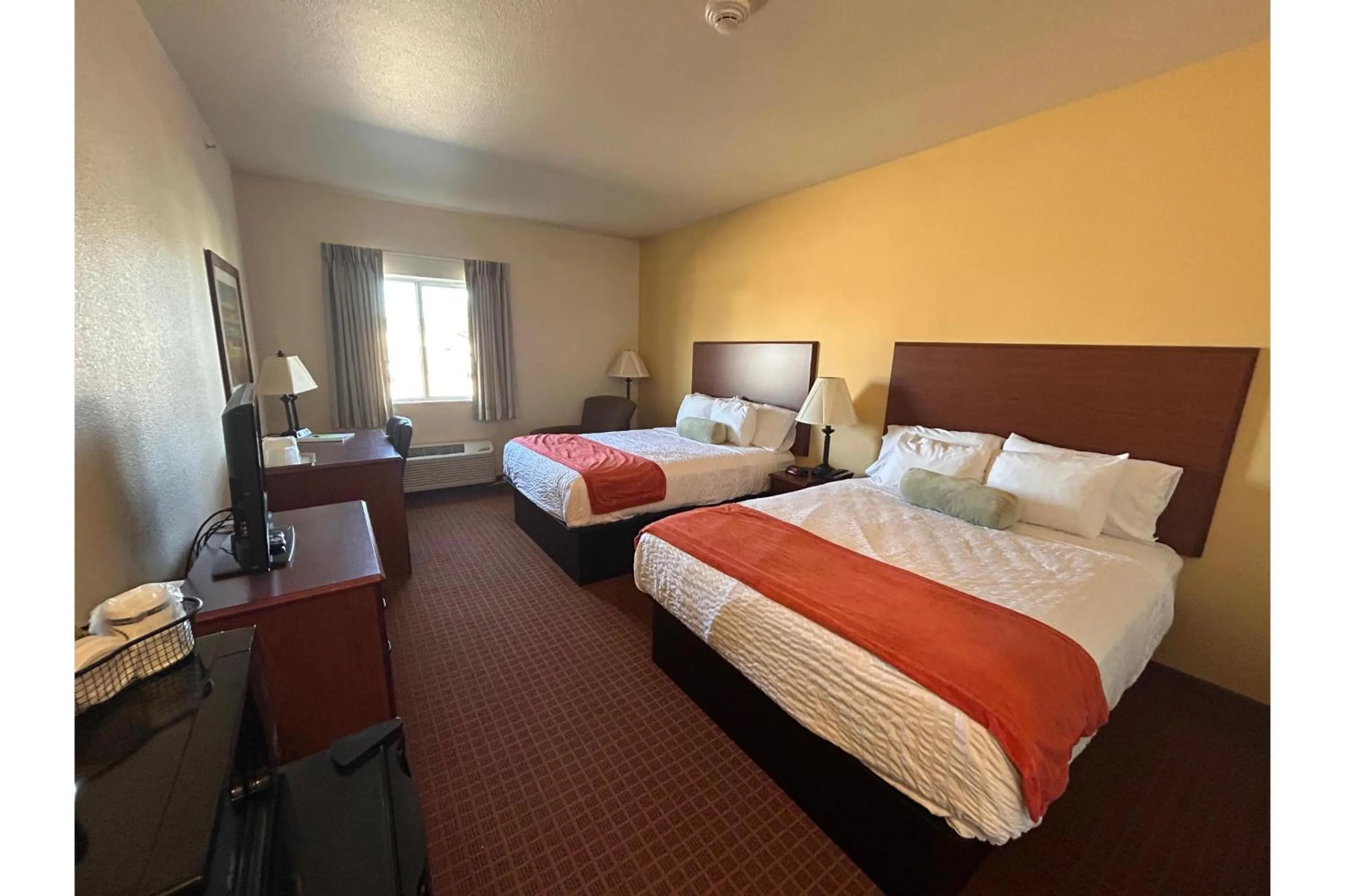 Bedroom, Bed in Park View Inn & Suites, Hoisington
