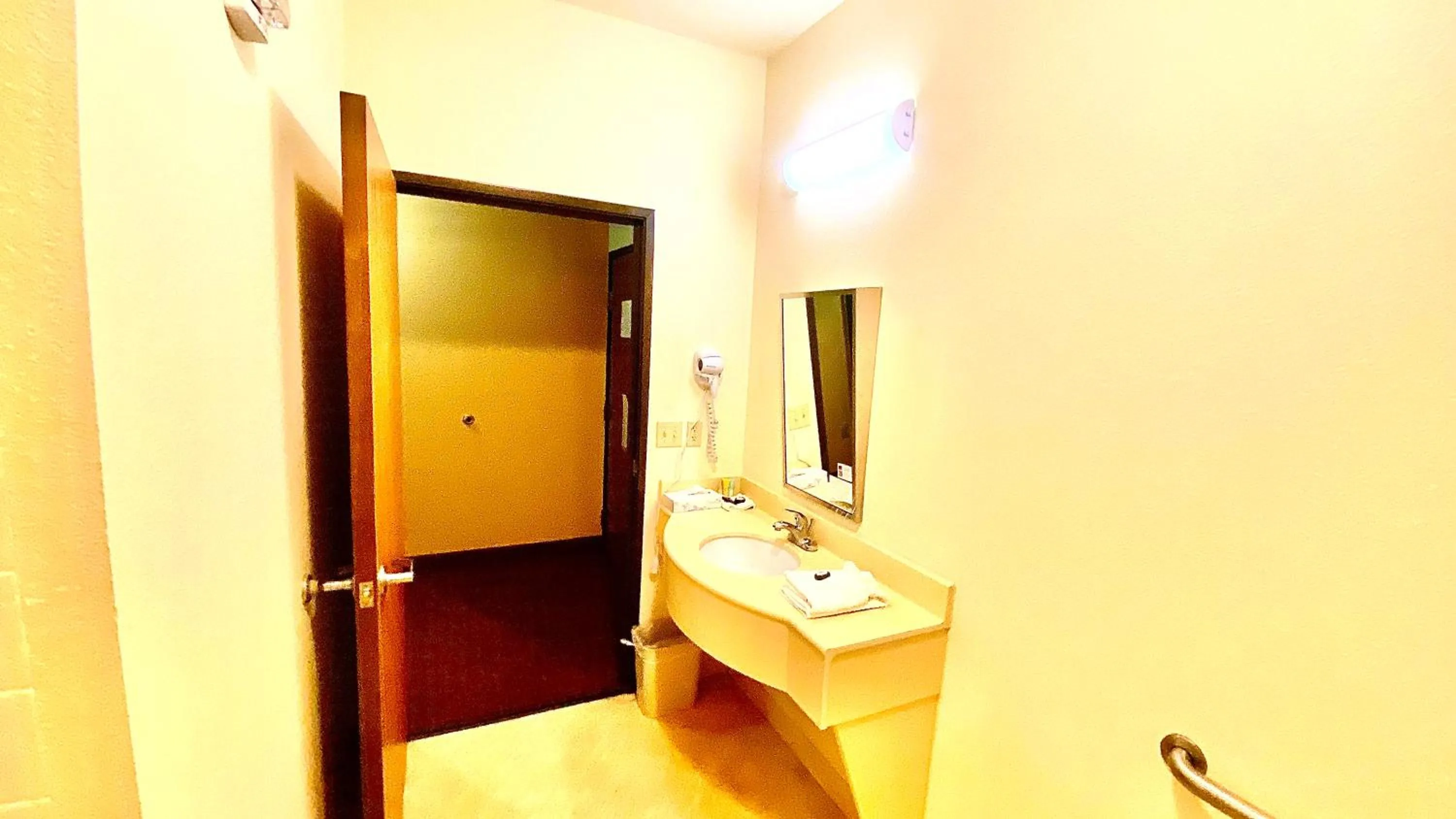 Bathroom in Park View Inn & Suites, Hoisington