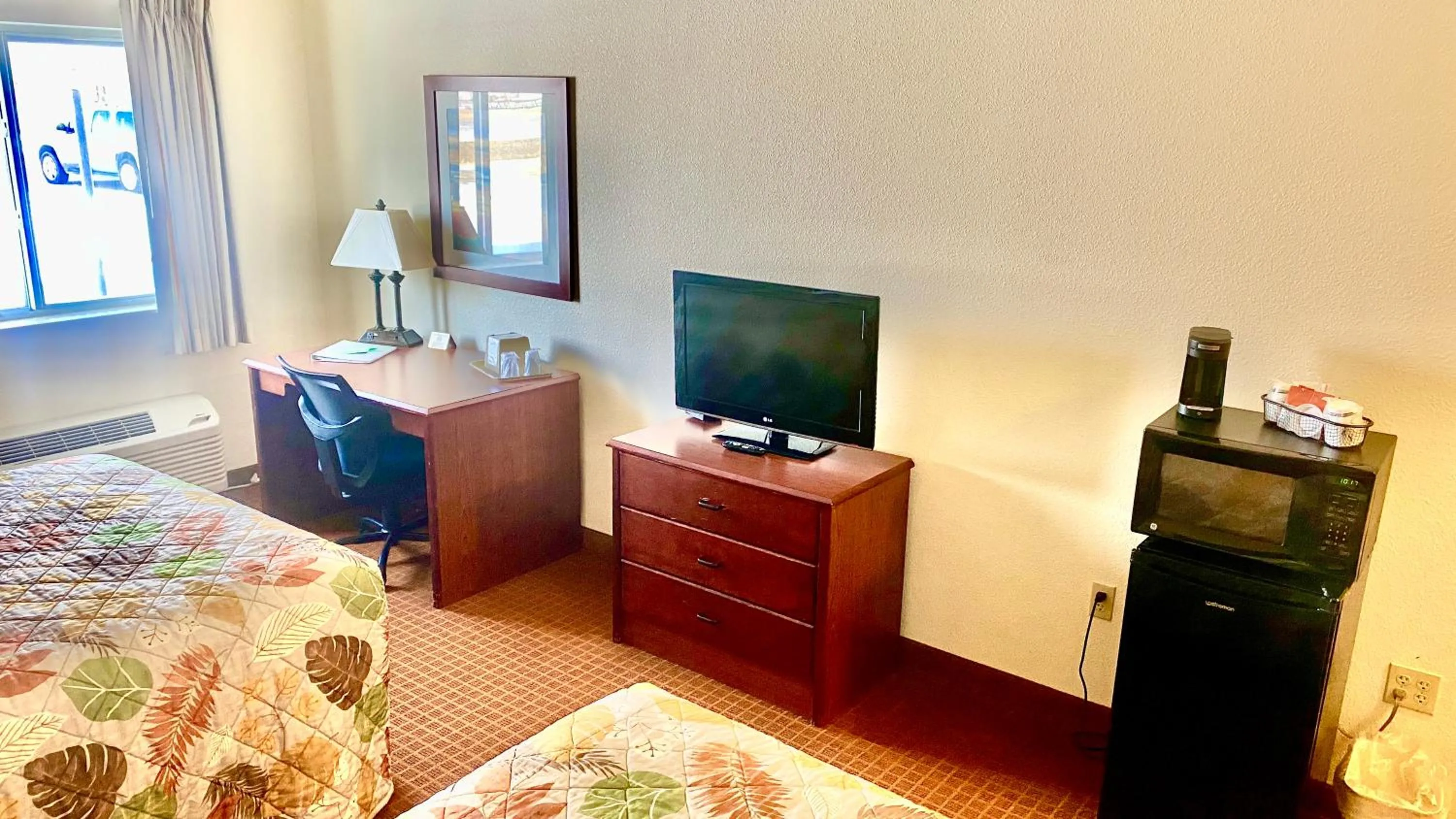 TV and multimedia, Bed in Park View Inn & Suites, Hoisington