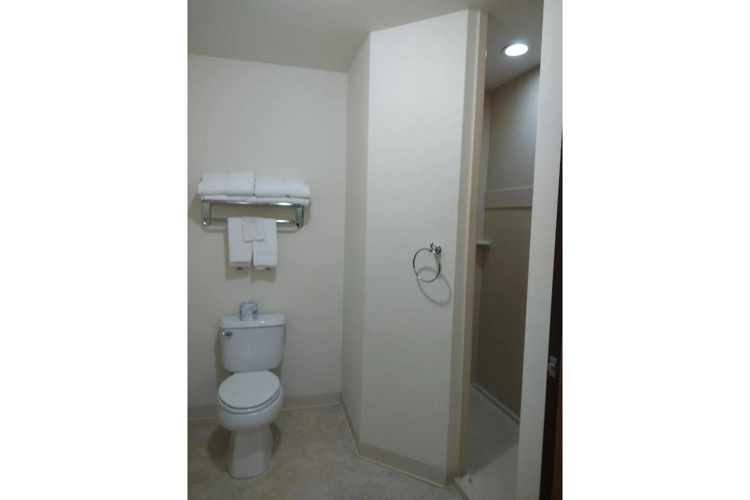 Bathroom in Park View Inn & Suites, Hoisington