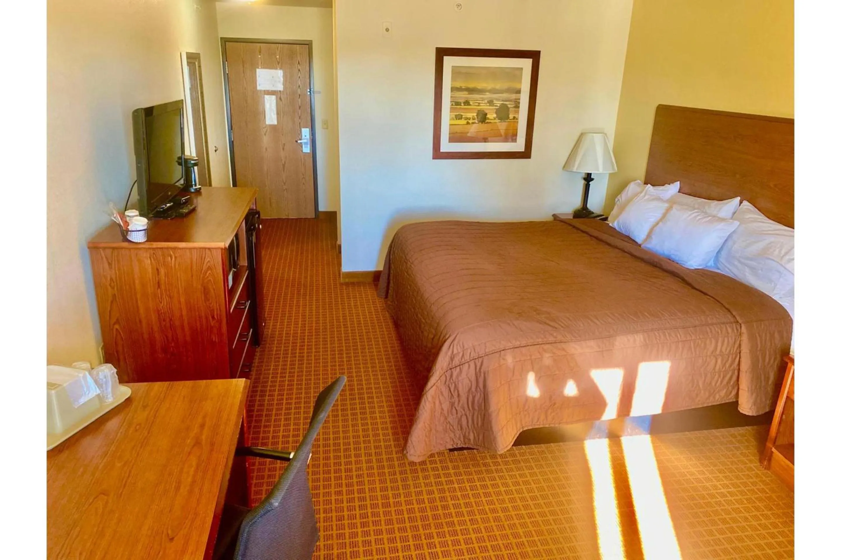 Bedroom, Bed in Park View Inn & Suites, Hoisington