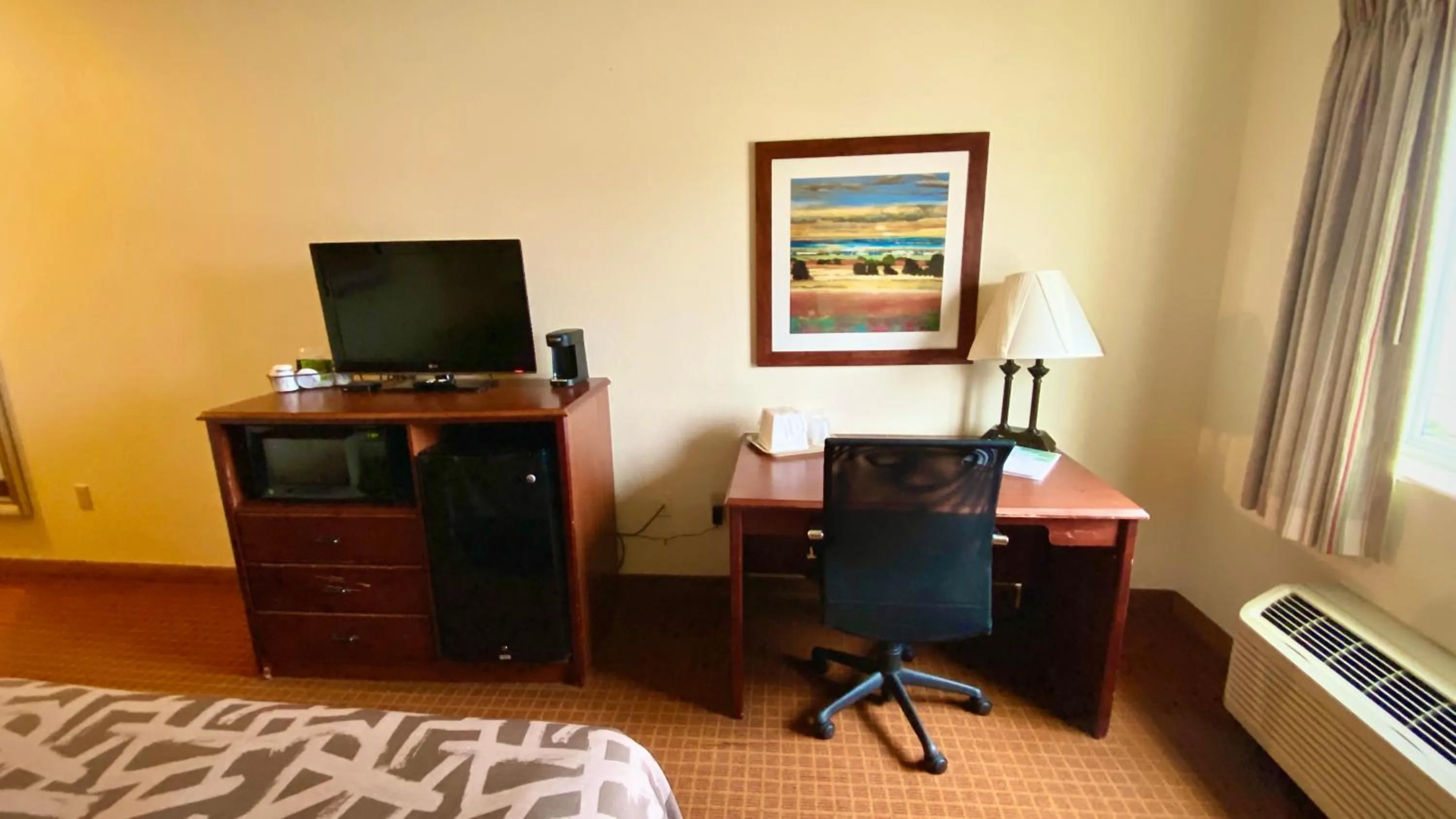 TV and multimedia, Bed in Park View Inn & Suites, Hoisington