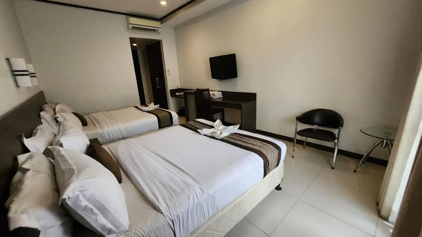 TV and multimedia, Bed in Summer Hills Hotel & Villas Bandung TV and multimedia, Bed in Summer Hills Hotel & Villas Bandung