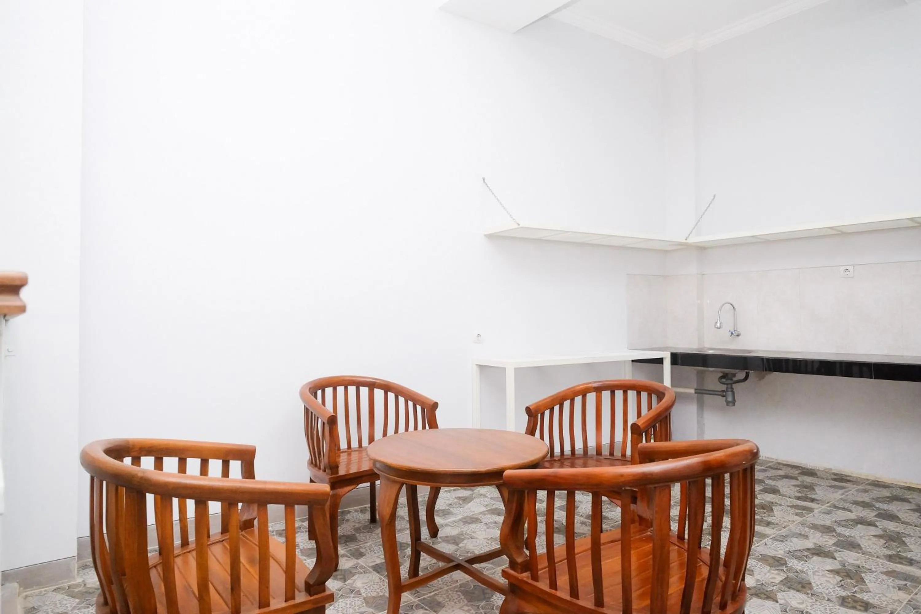 Seating area in Urbanview Syariah Loji Arum Stasiun Klaten by RedDoorz