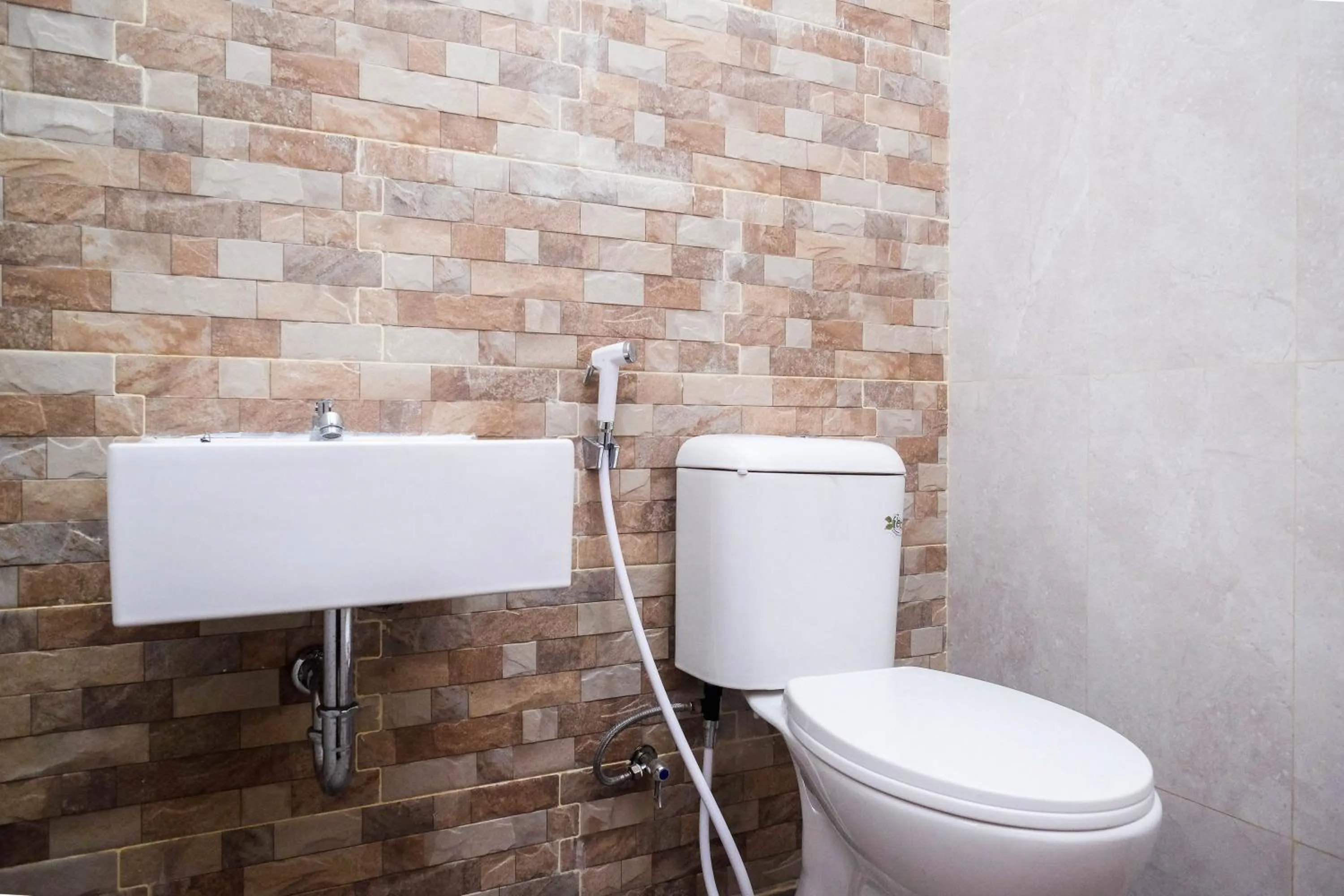 Bathroom in Urbanview Syariah Loji Arum Stasiun Klaten by RedDoorz