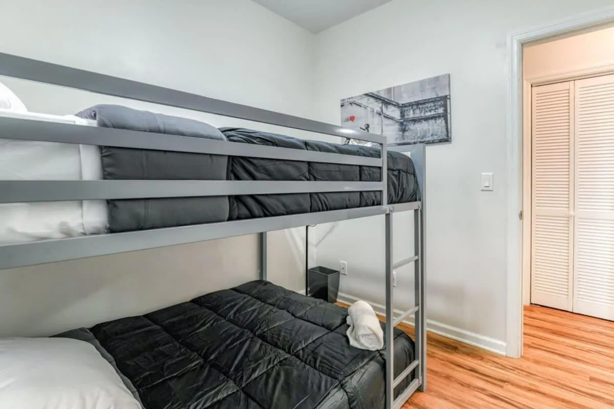 Bed in TWO Modern Apartment Minutes to NYC