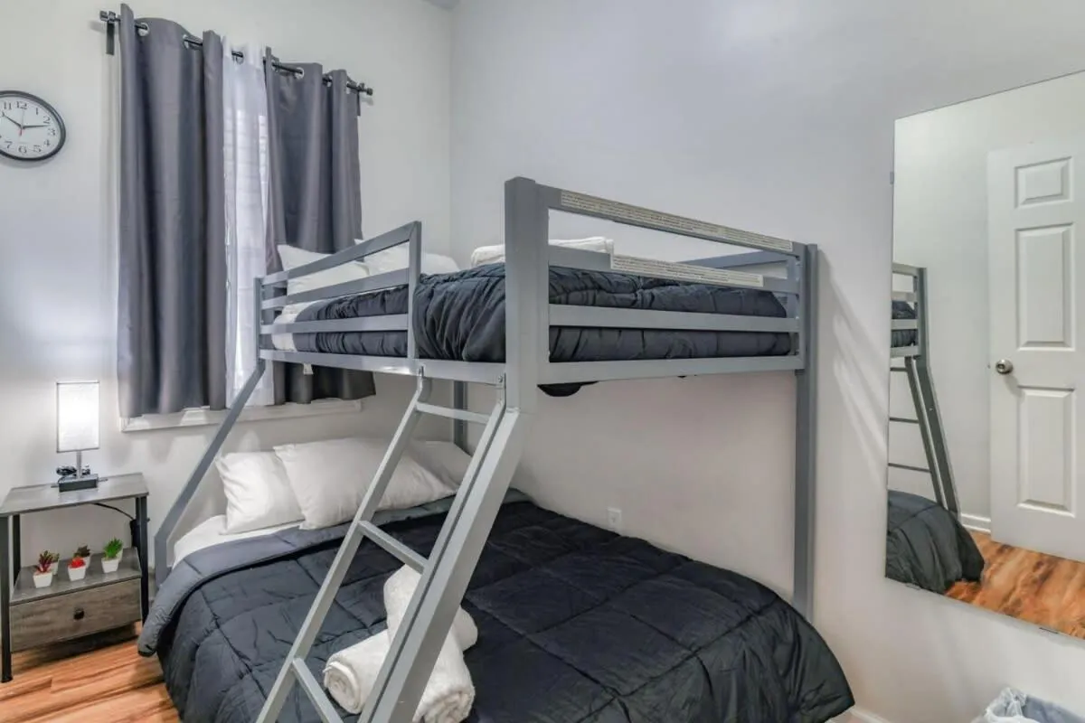 Bed in TWO Modern Apartment Minutes to NYC