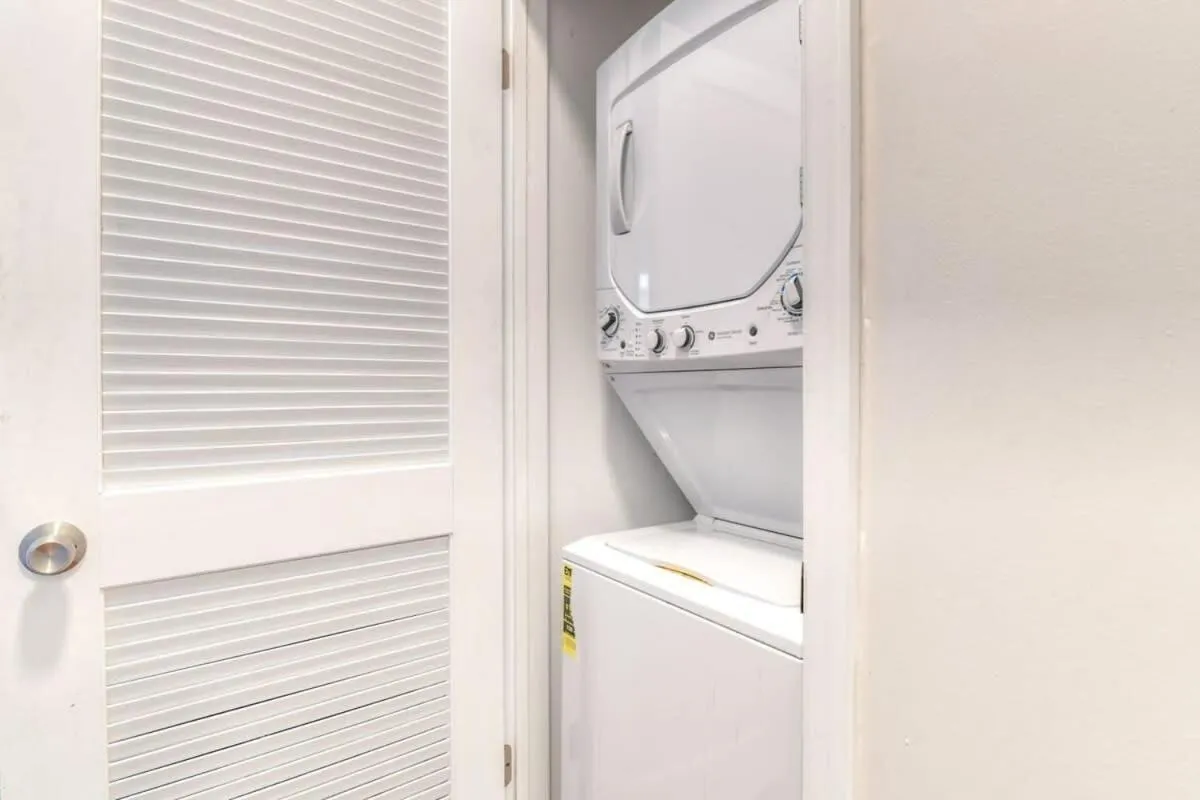 TWO Modern Apartment Minutes to NYC