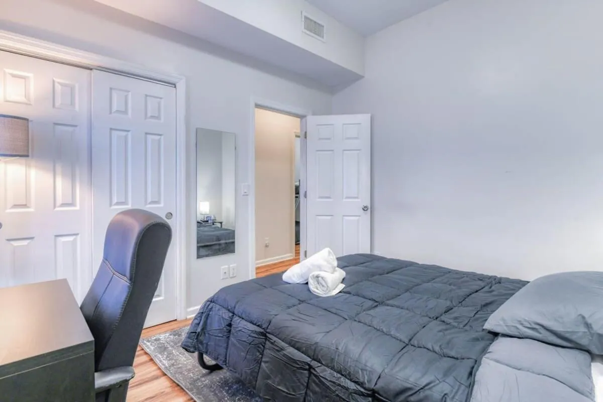 Bed in TWO Modern Apartment Minutes to NYC