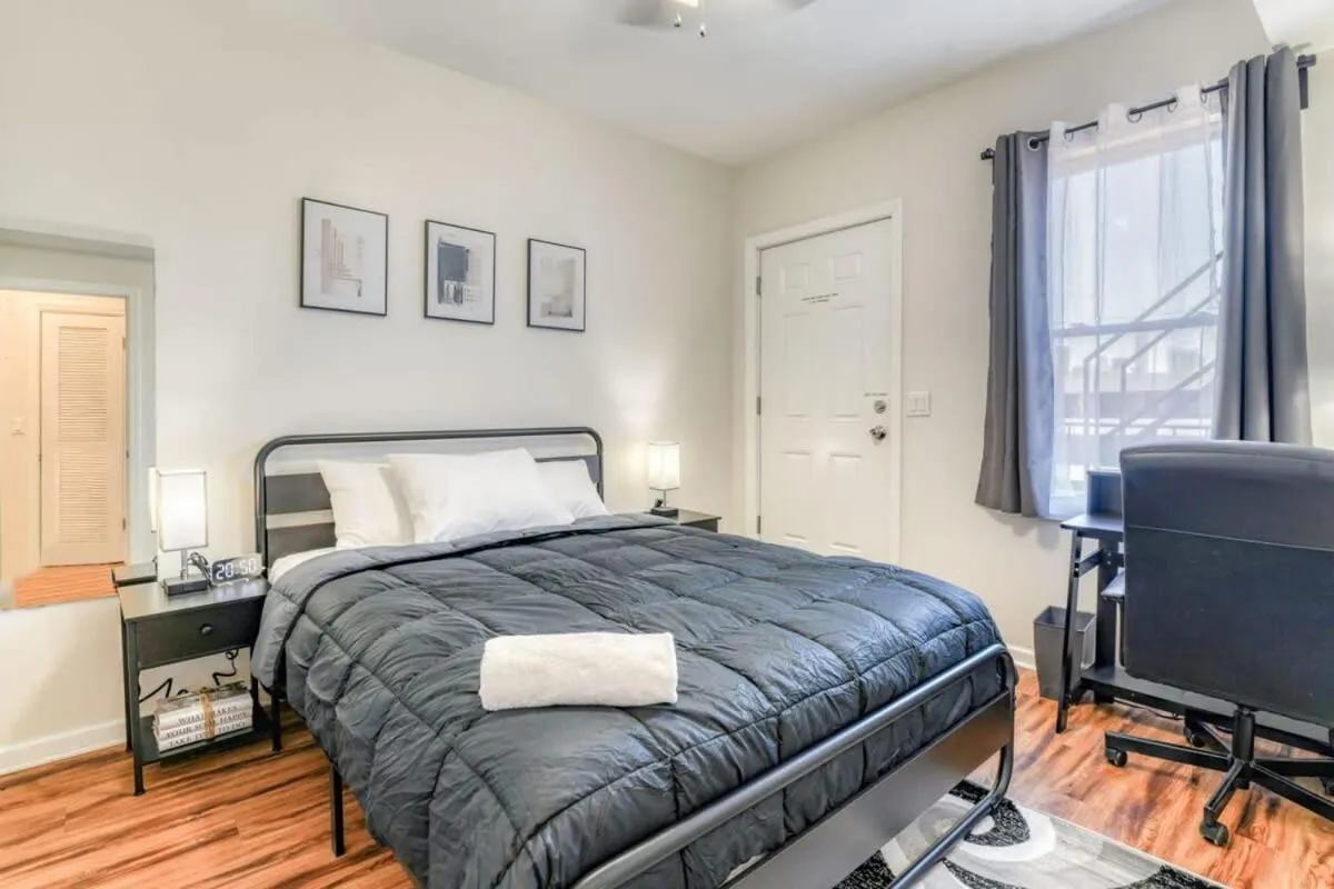 Bed in TWO Modern Apartment Minutes to NYC