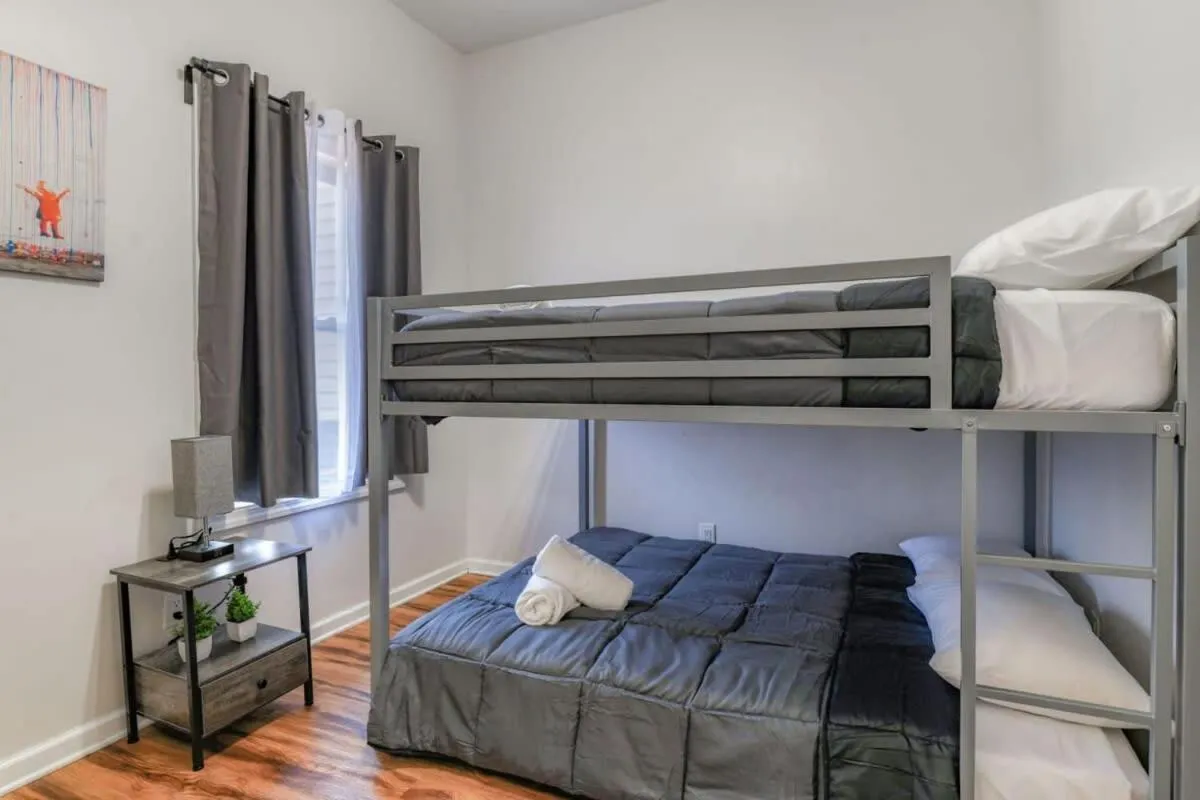 Bed in TWO Modern Apartment Minutes to NYC