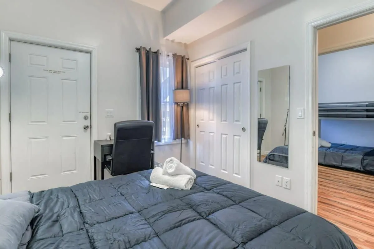 Bed in TWO Modern Apartment Minutes to NYC