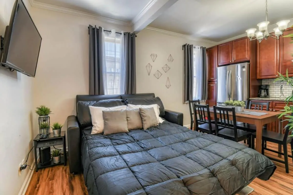Bed in TWO Modern Apartment Minutes to NYC