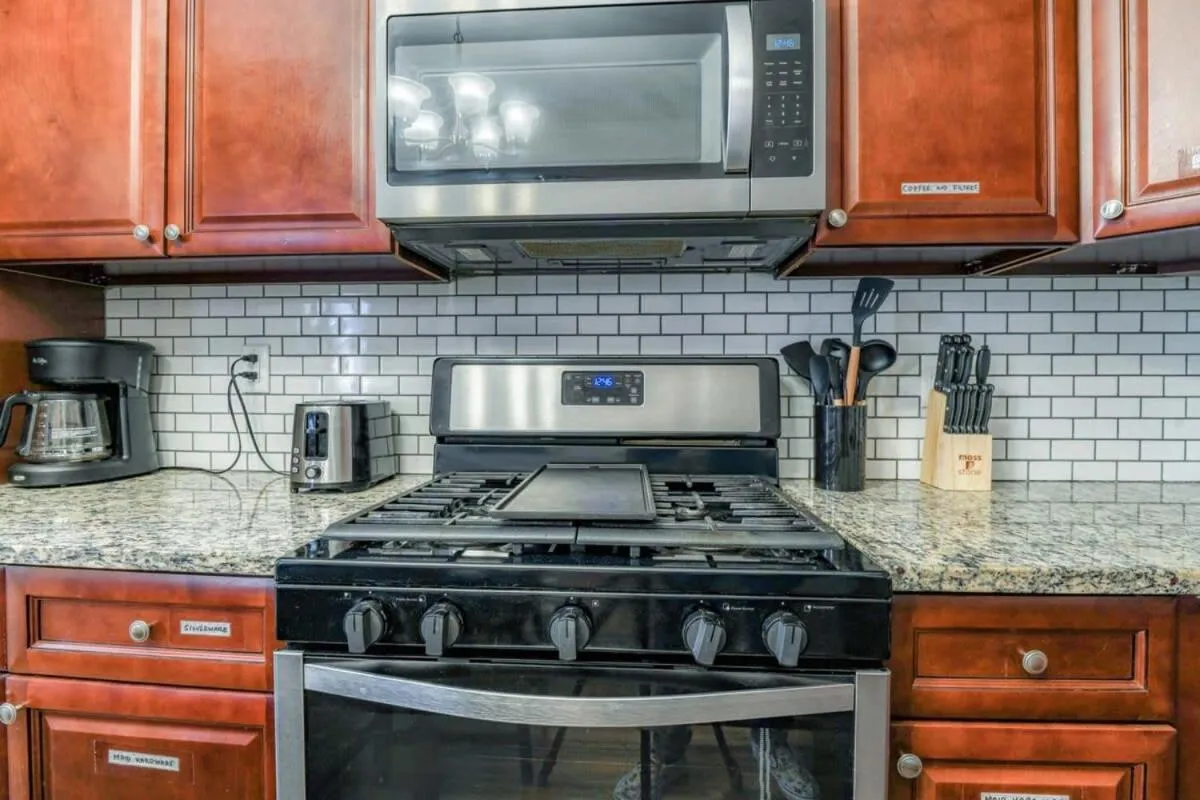 TWO Modern Apartment Minutes to NYC