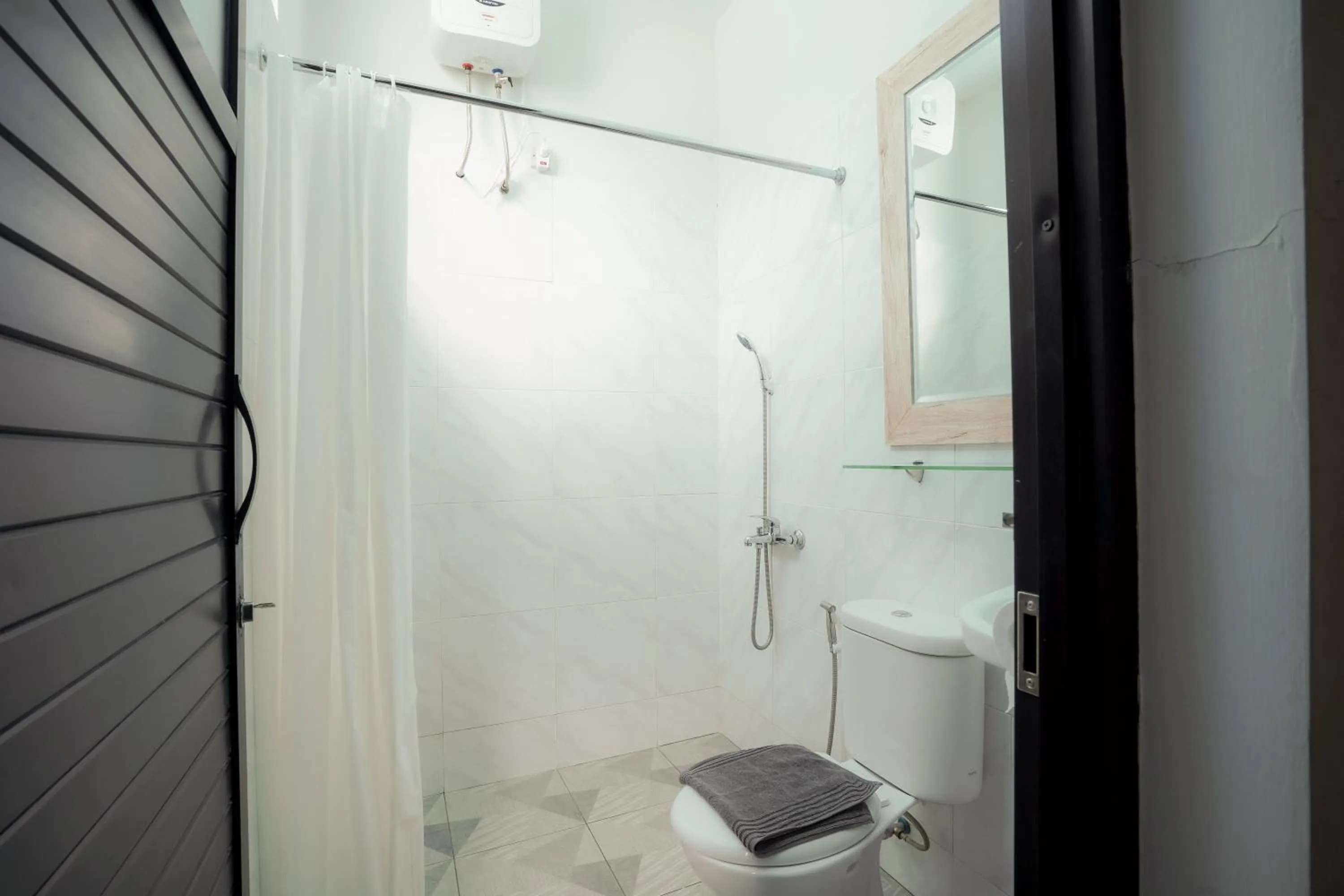 Shower in El Ora Hotel & Eatery Labuan Bajo