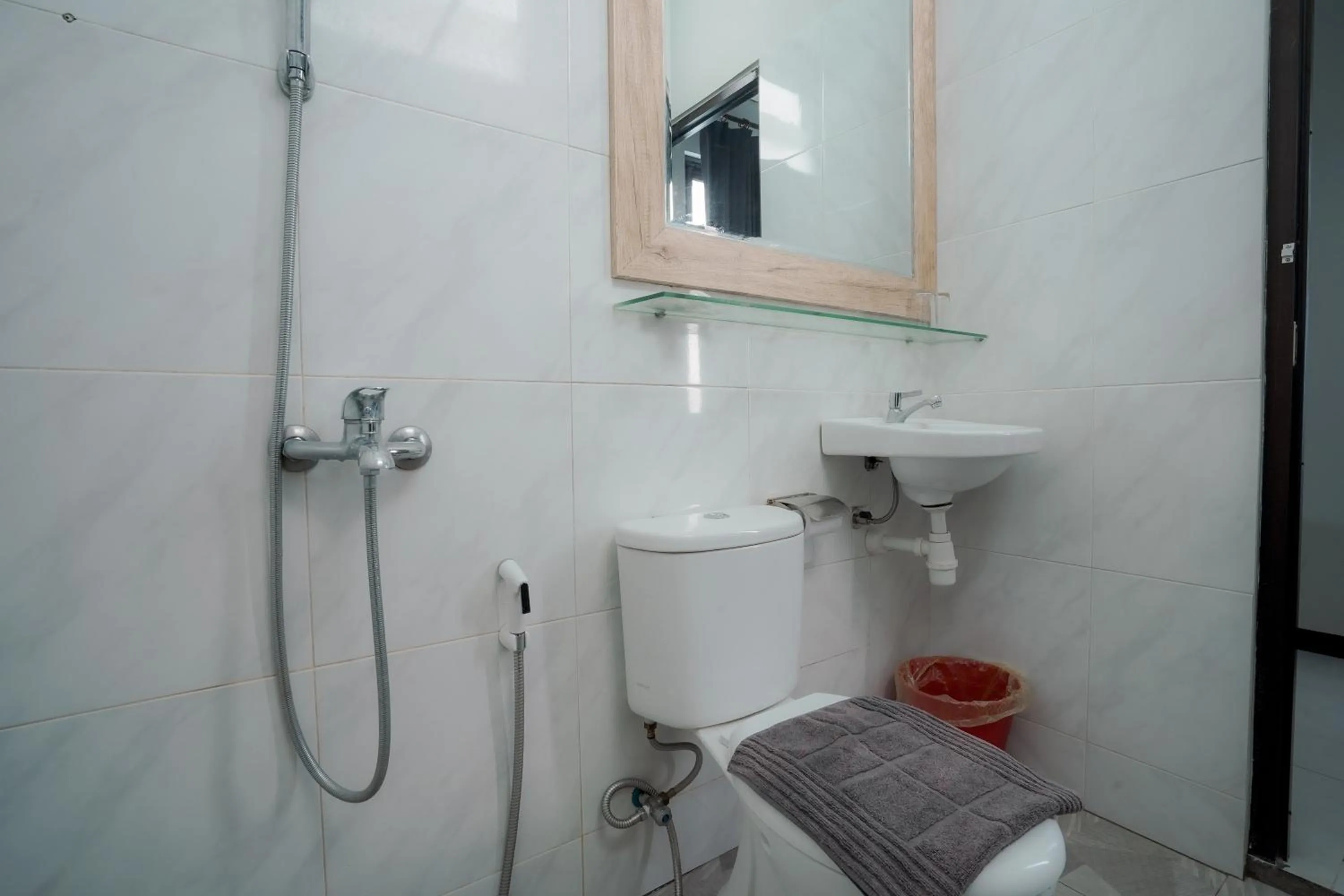 Shower in El Ora Hotel & Eatery Labuan Bajo