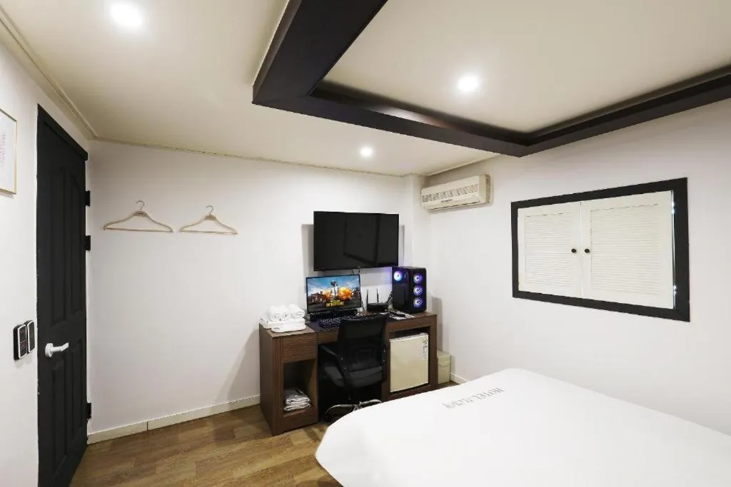 Bed, TV/Entertainment Center in Hotel Praha