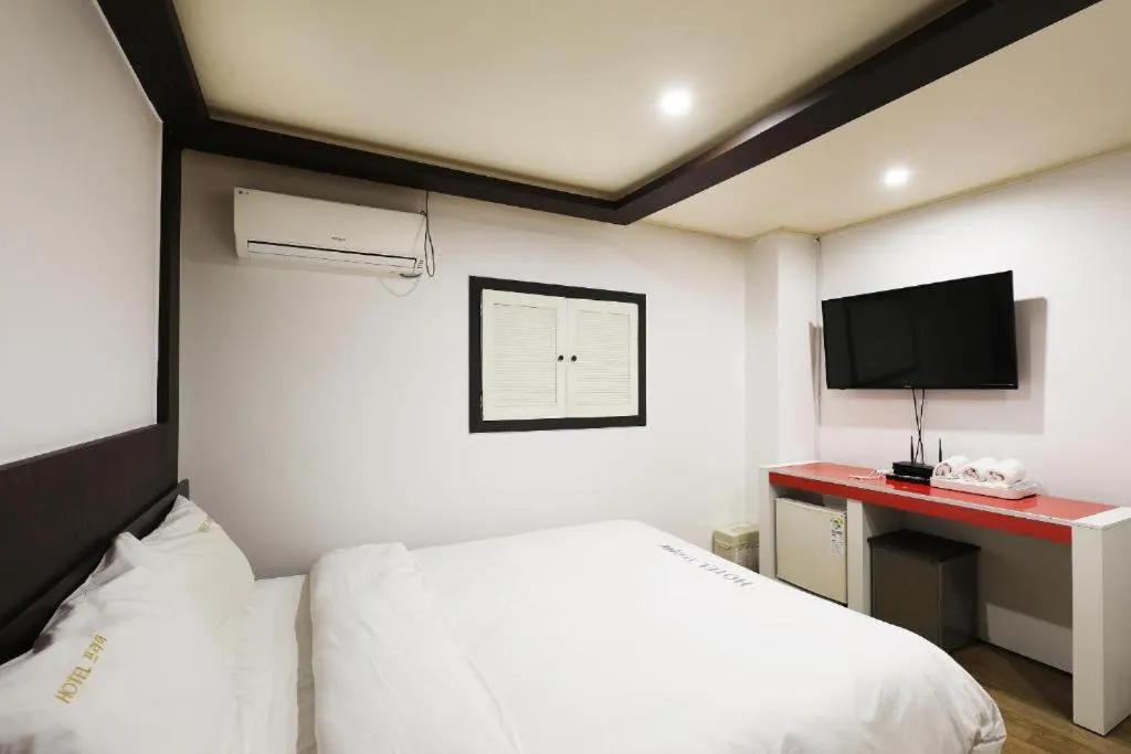 Bed, TV/Entertainment Center in Hotel Praha