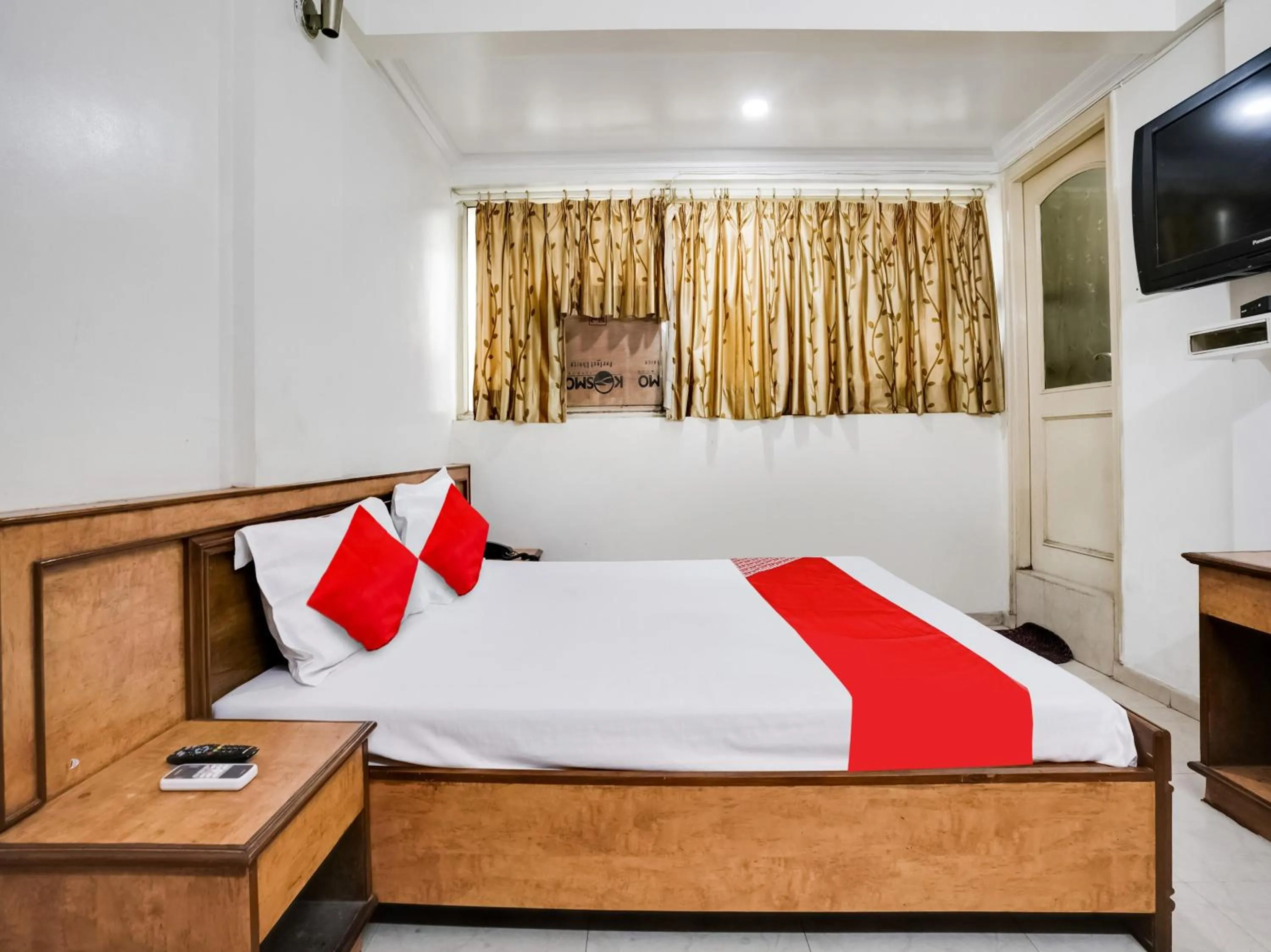 Facade/entrance, Bed in Hotel O Raj Palace