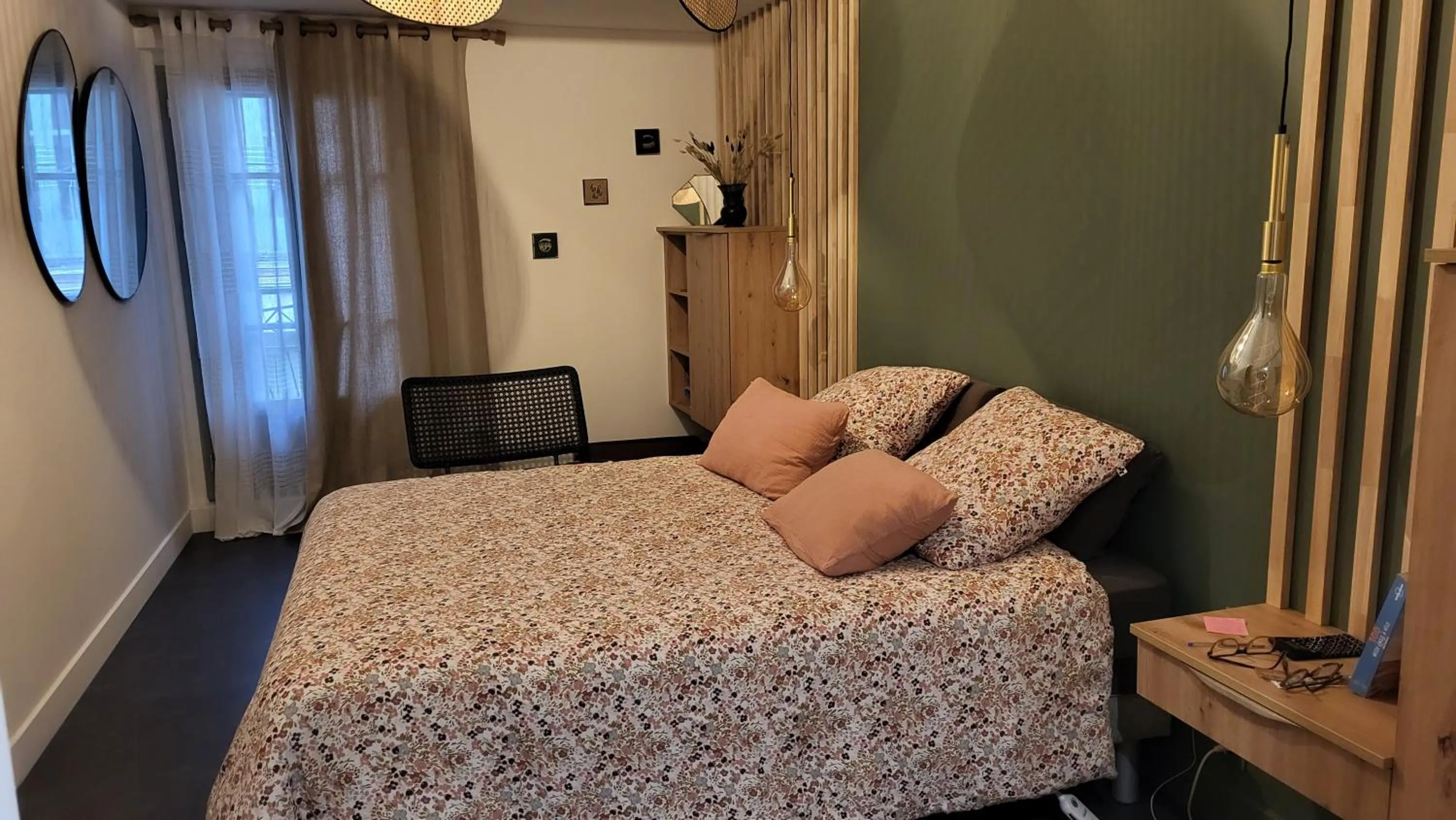 Bedroom, Bed in Au repère d'Argante
