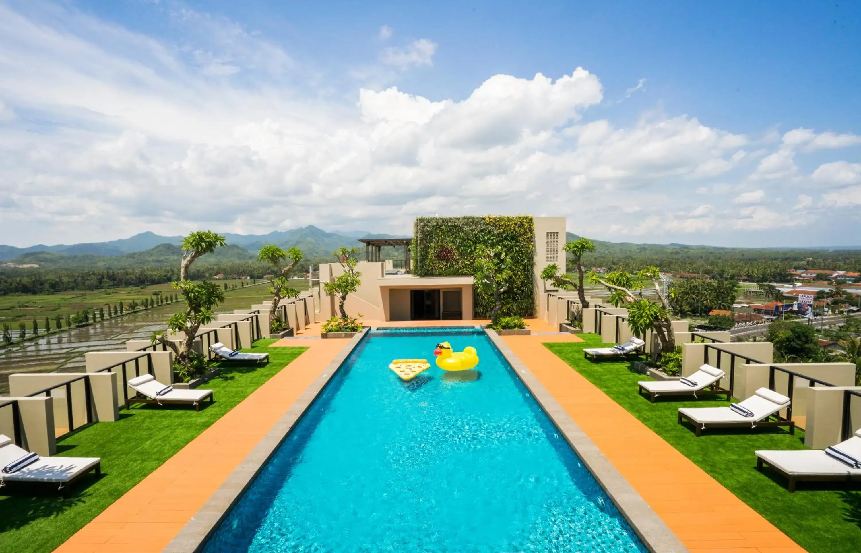 Swimming pool in Swiss-Belhotel Airport Yogyakarta Swimming pool in Swiss-Belhotel Airport Yogyakarta