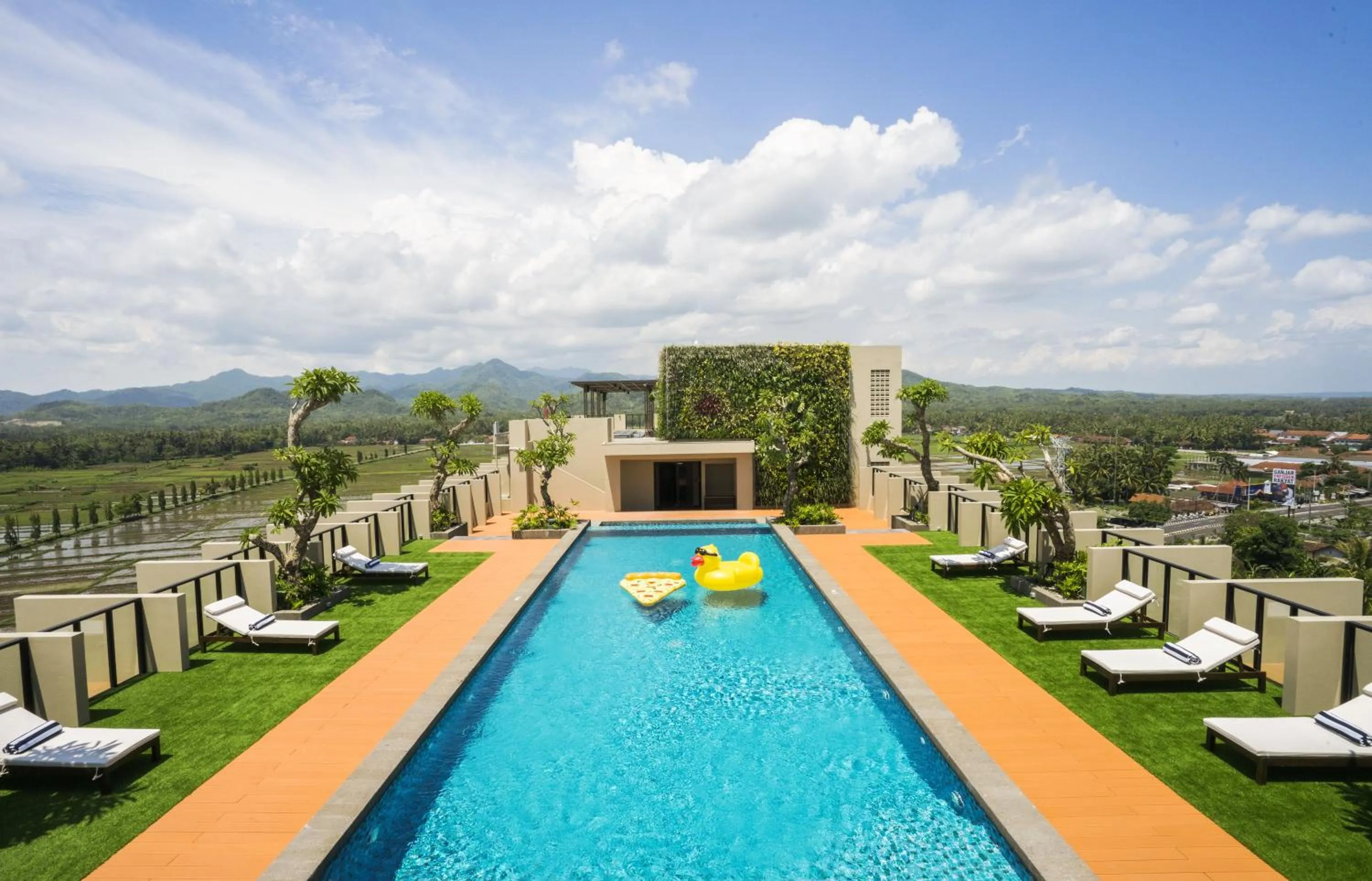 Swimming pool in Swiss-Belhotel Airport Yogyakarta