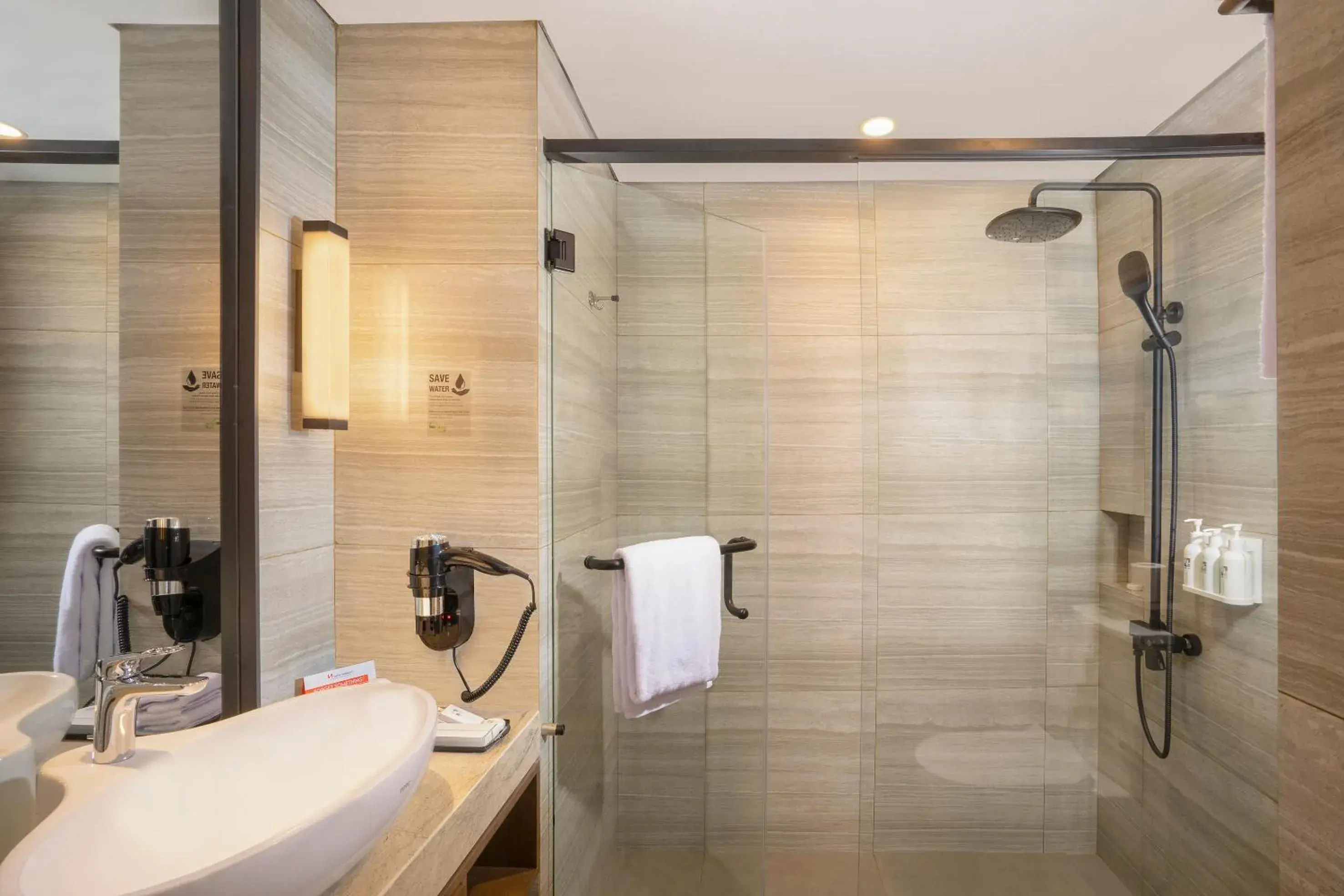 Deluxe Twin Room in Swiss-Belhotel Airport Yogyakarta Deluxe Twin Room in Swiss-Belhotel Airport Yogyakarta