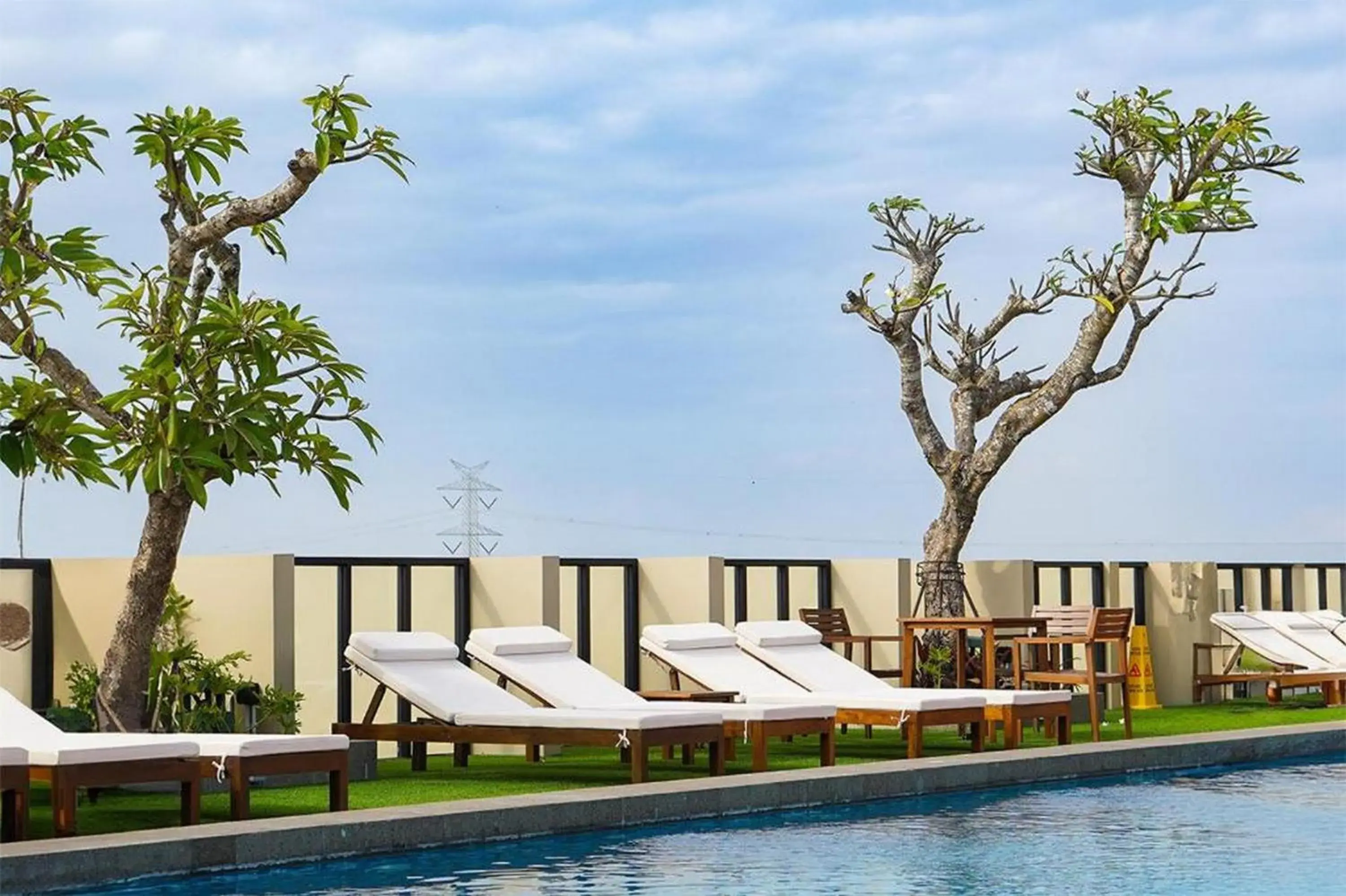 Swimming pool in Swiss-Belhotel Airport Yogyakarta Swimming pool in Swiss-Belhotel Airport Yogyakarta