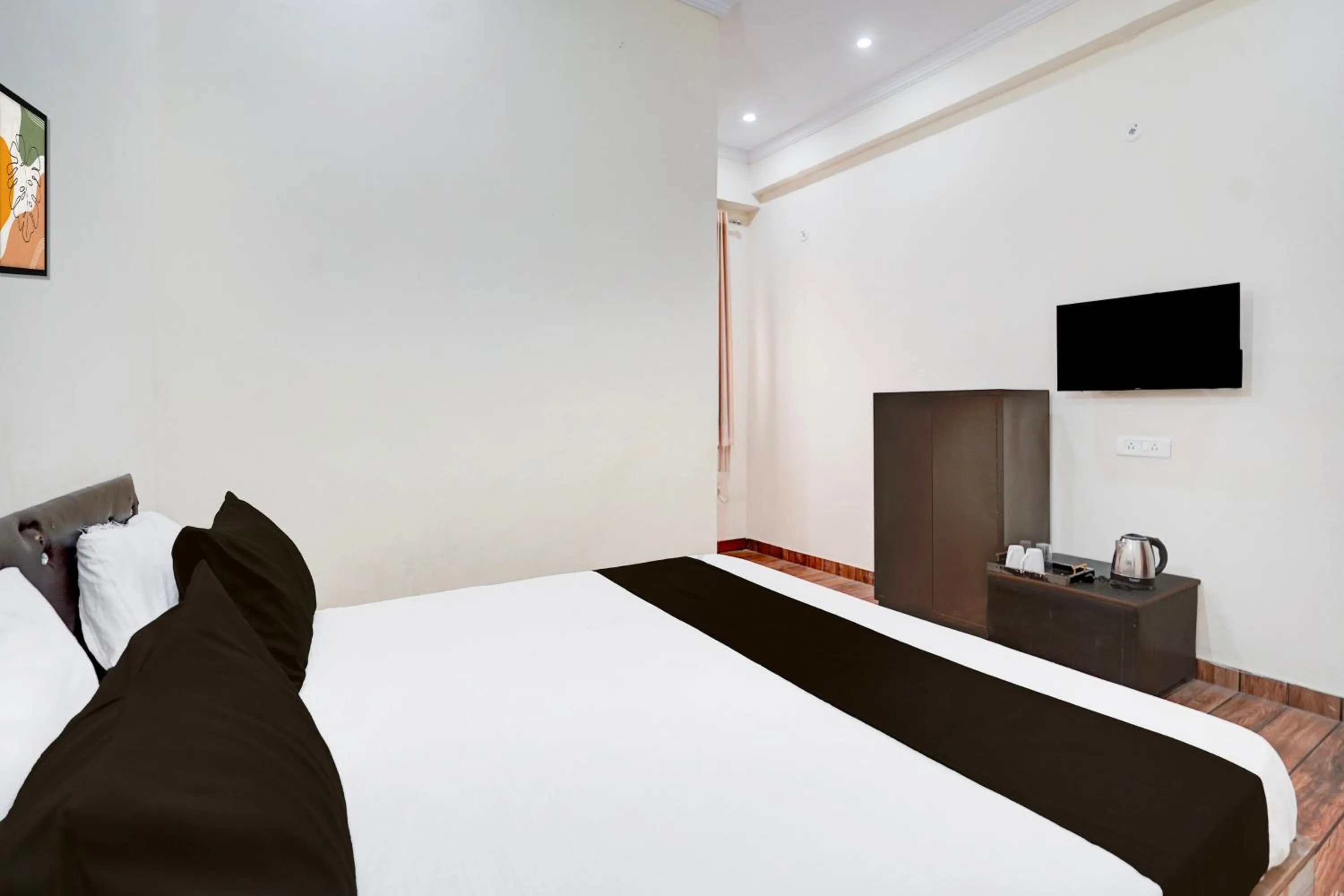 Bedroom in Hotel O Deva road Formerly Hotel Sunrise Inn