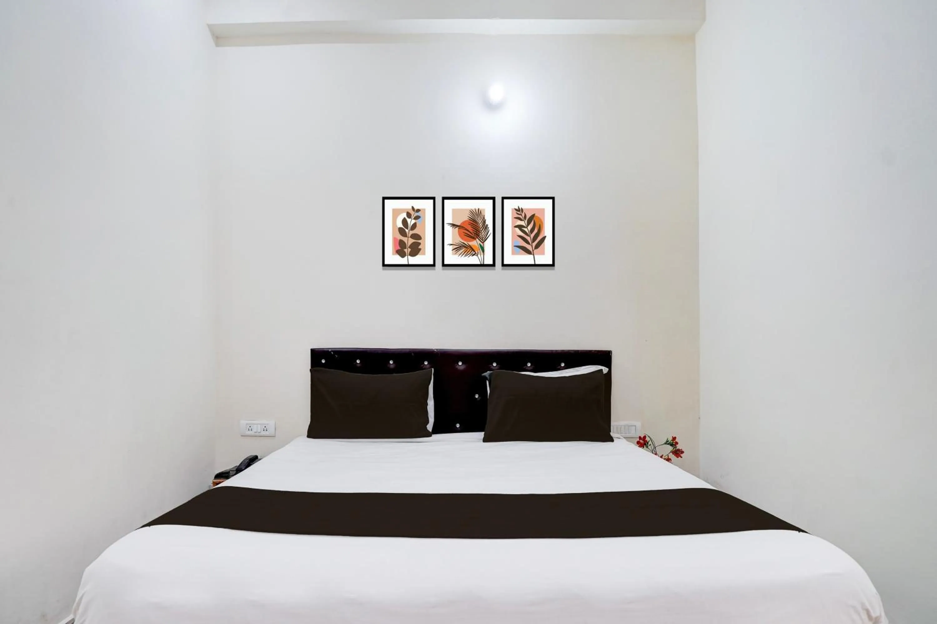 Bedroom in Hotel O Deva road Formerly Hotel Sunrise Inn