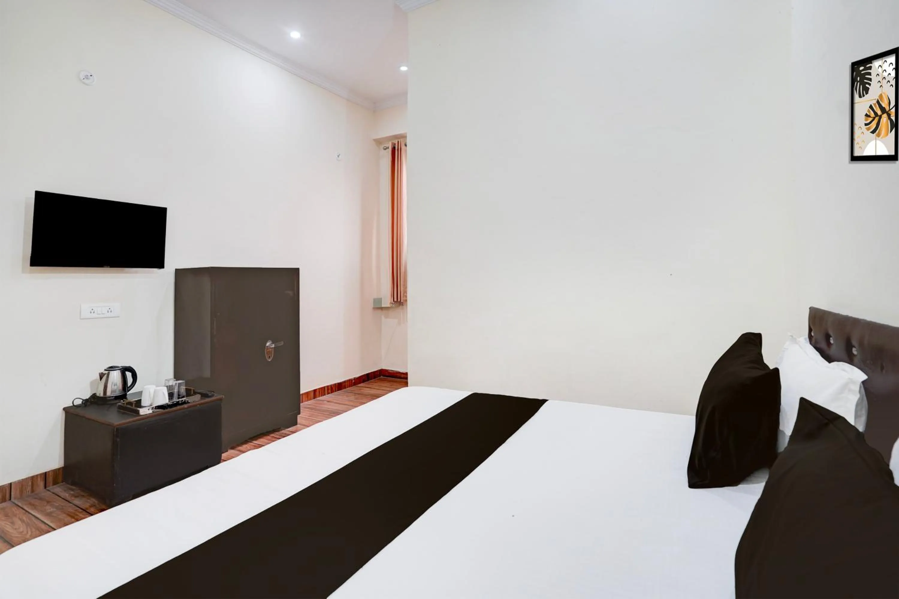 Bedroom in Hotel O Deva road Formerly Hotel Sunrise Inn