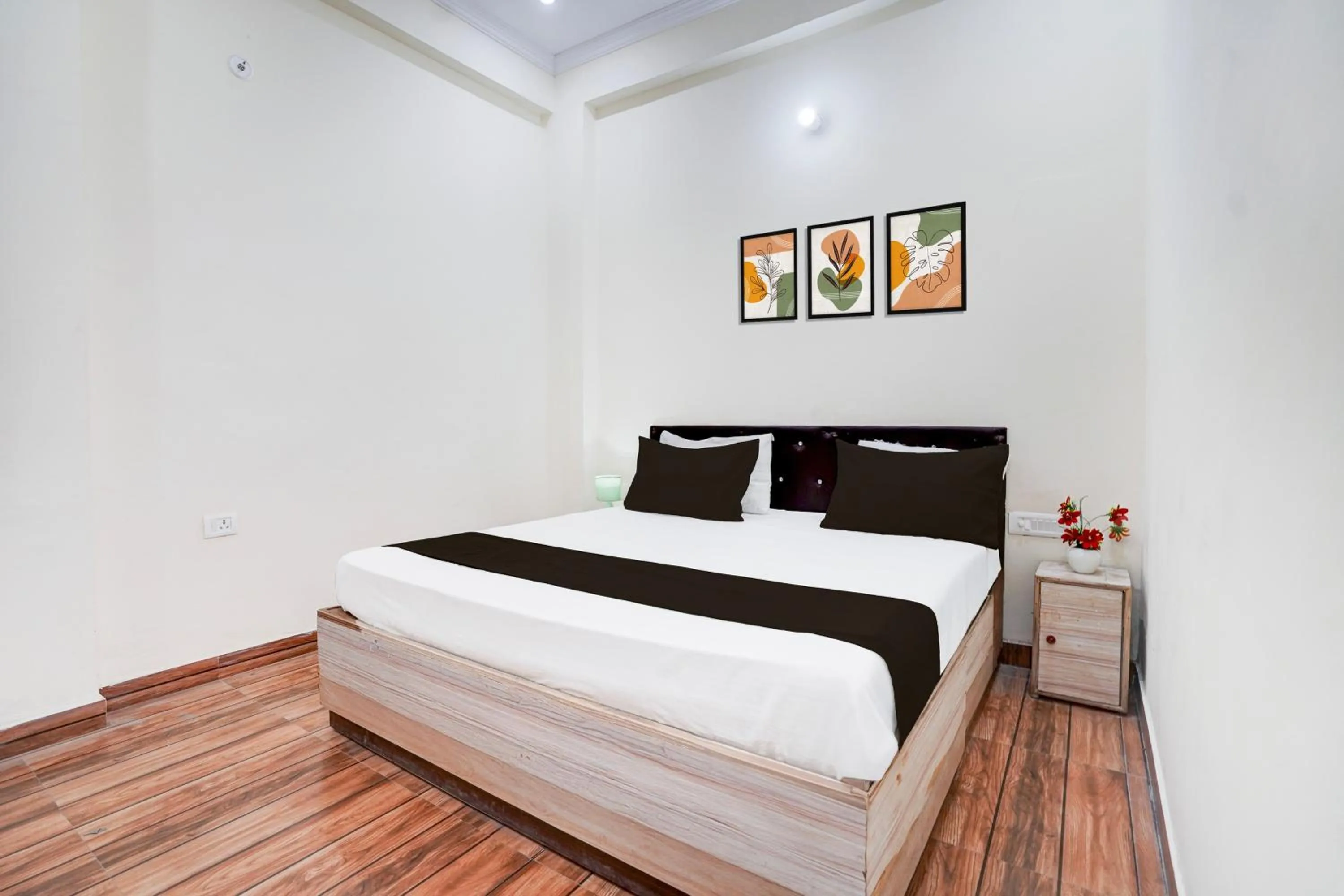 Bedroom in Hotel O Deva road Formerly Hotel Sunrise Inn