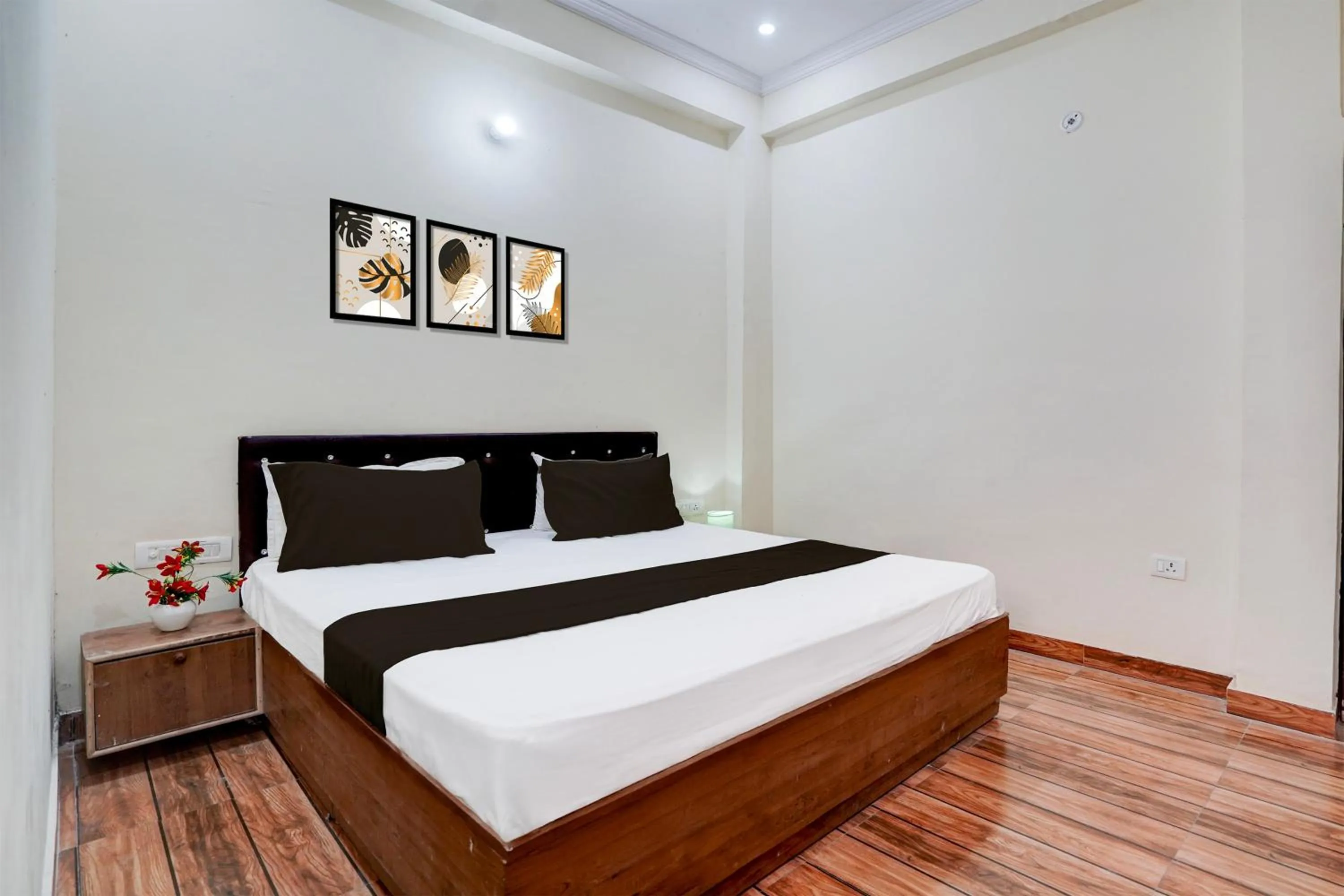 Bedroom in Hotel O Deva road Formerly Hotel Sunrise Inn