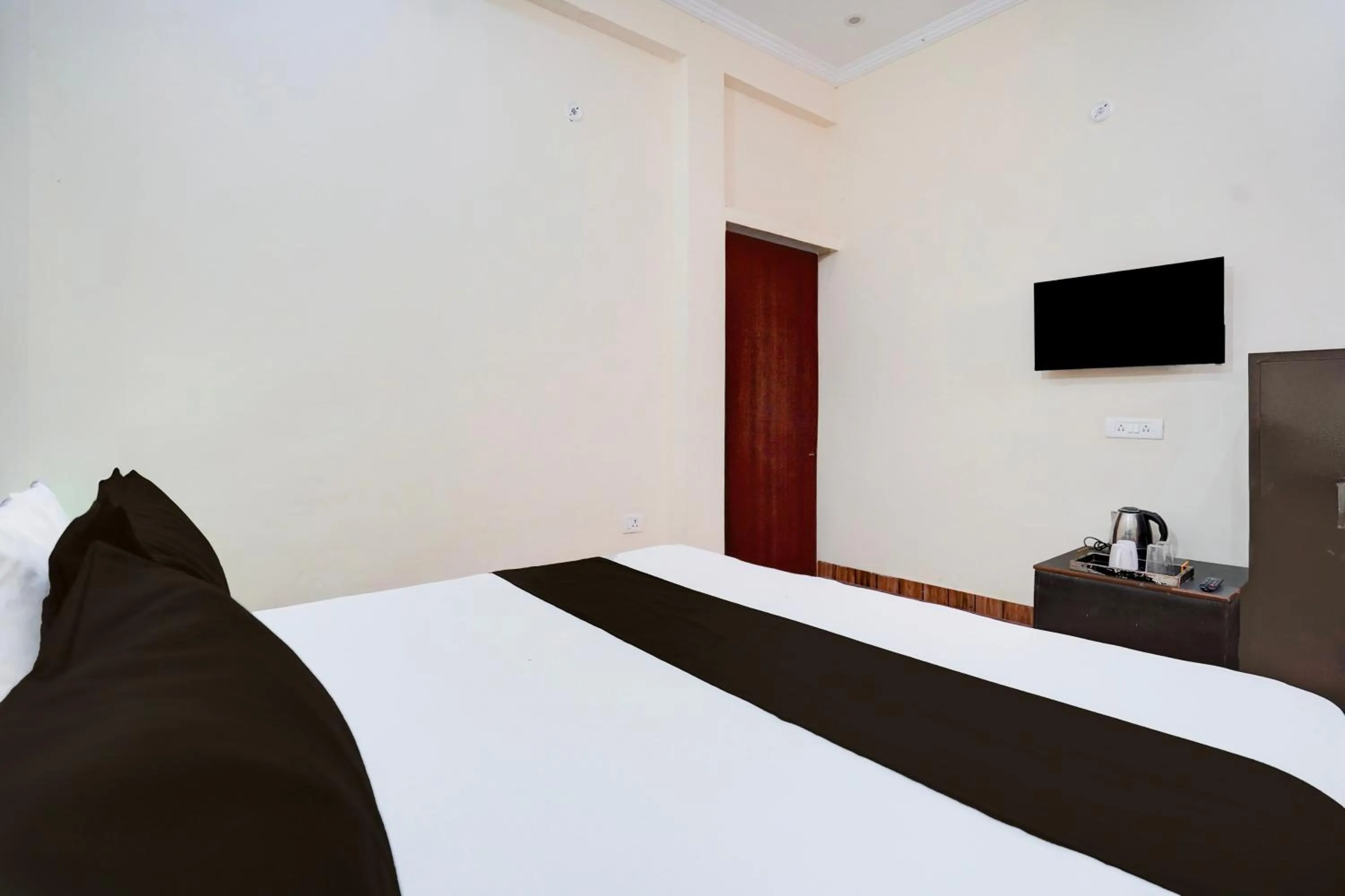 Bedroom in Hotel O Deva road Formerly Hotel Sunrise Inn