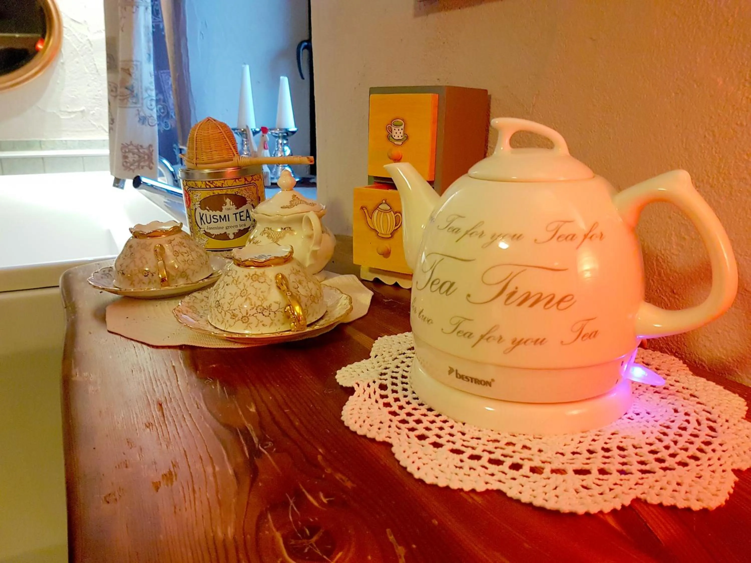 Coffee/tea facilities in Maison Du-Noyer Chambres et Tables d'Hotes