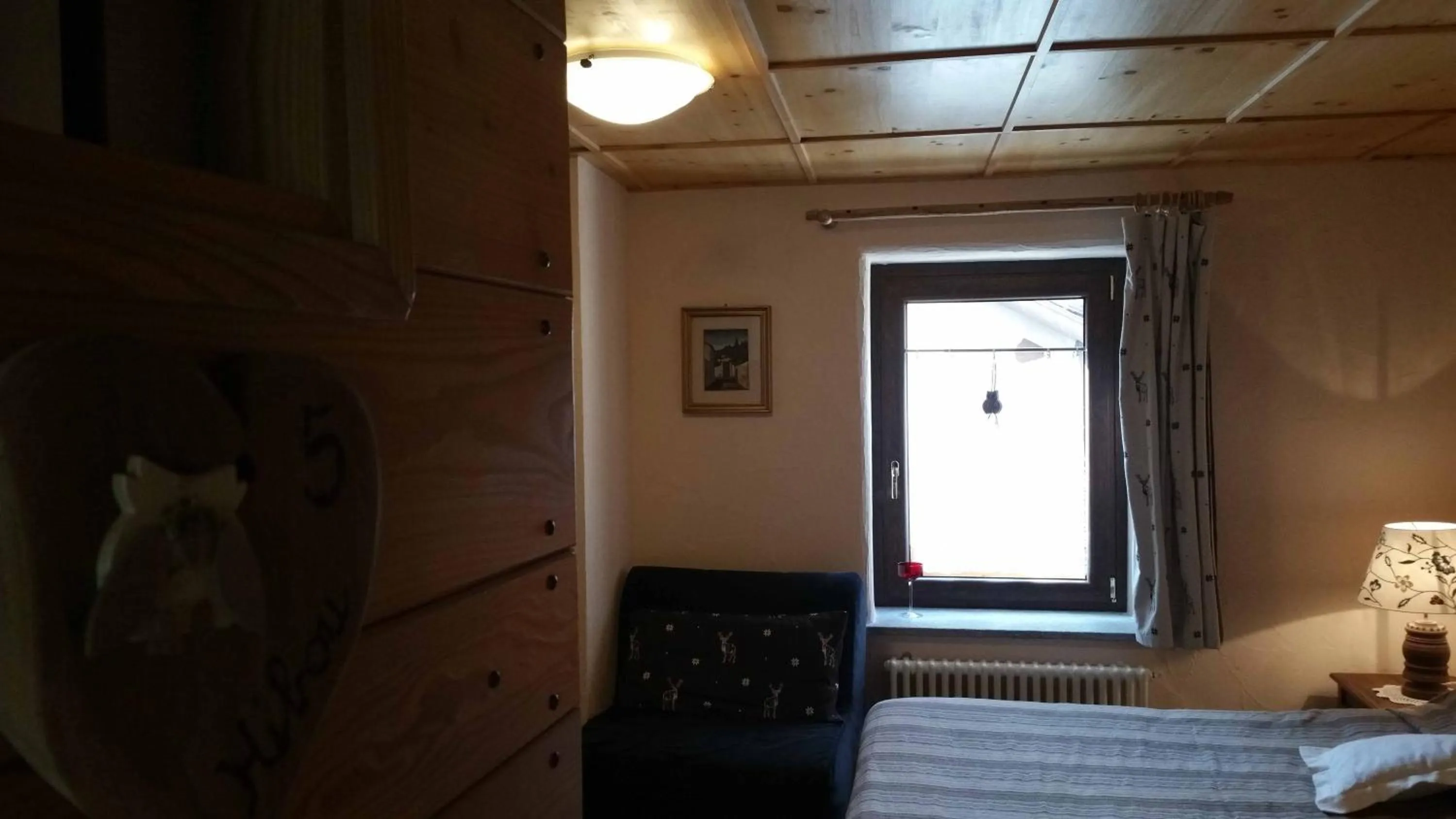 Decorative detail, Bed in Maison Du-Noyer Chambres et Tables d'Hotes