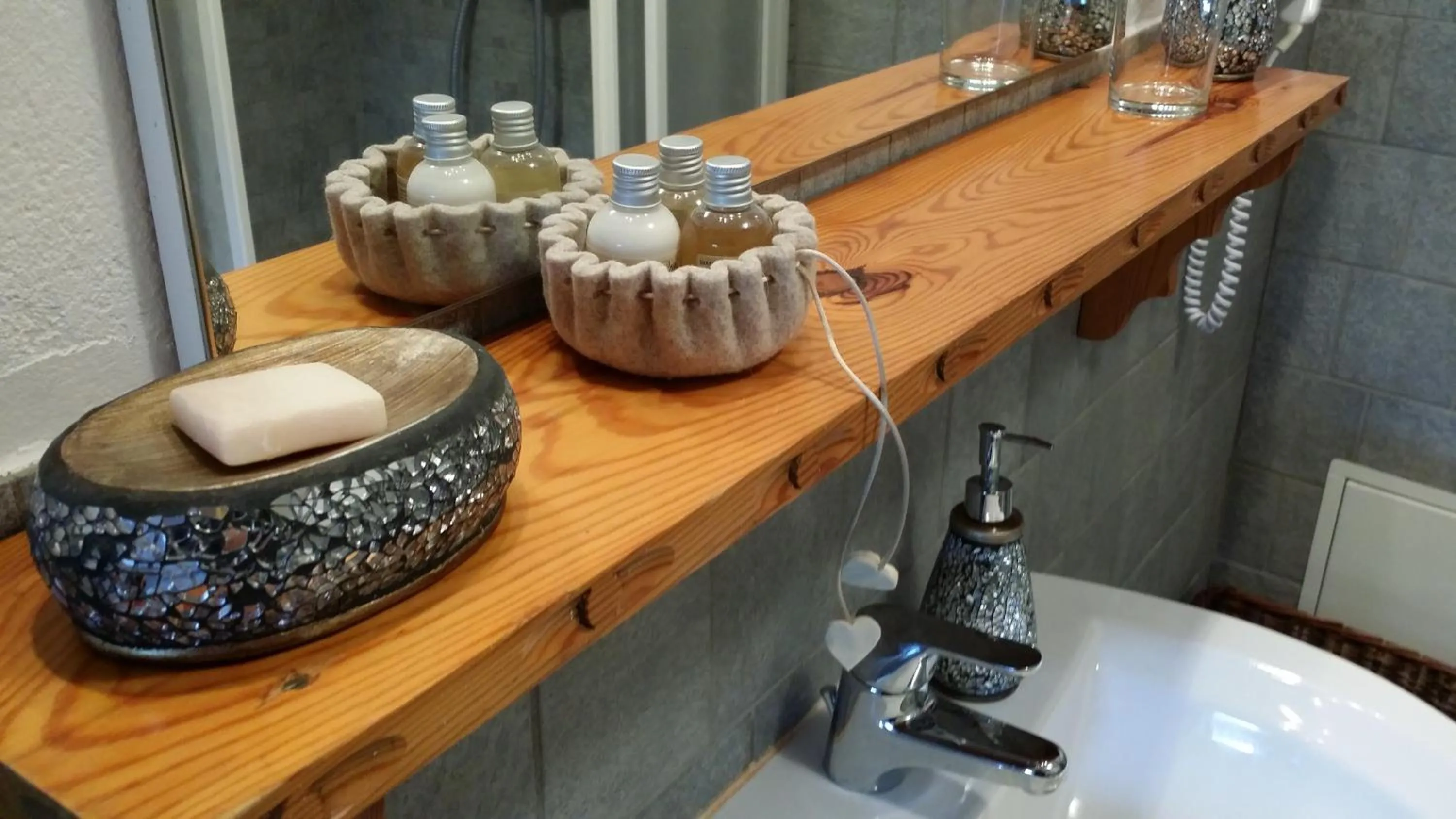 Bathroom in Maison Du-Noyer Chambres et Tables d'Hotes