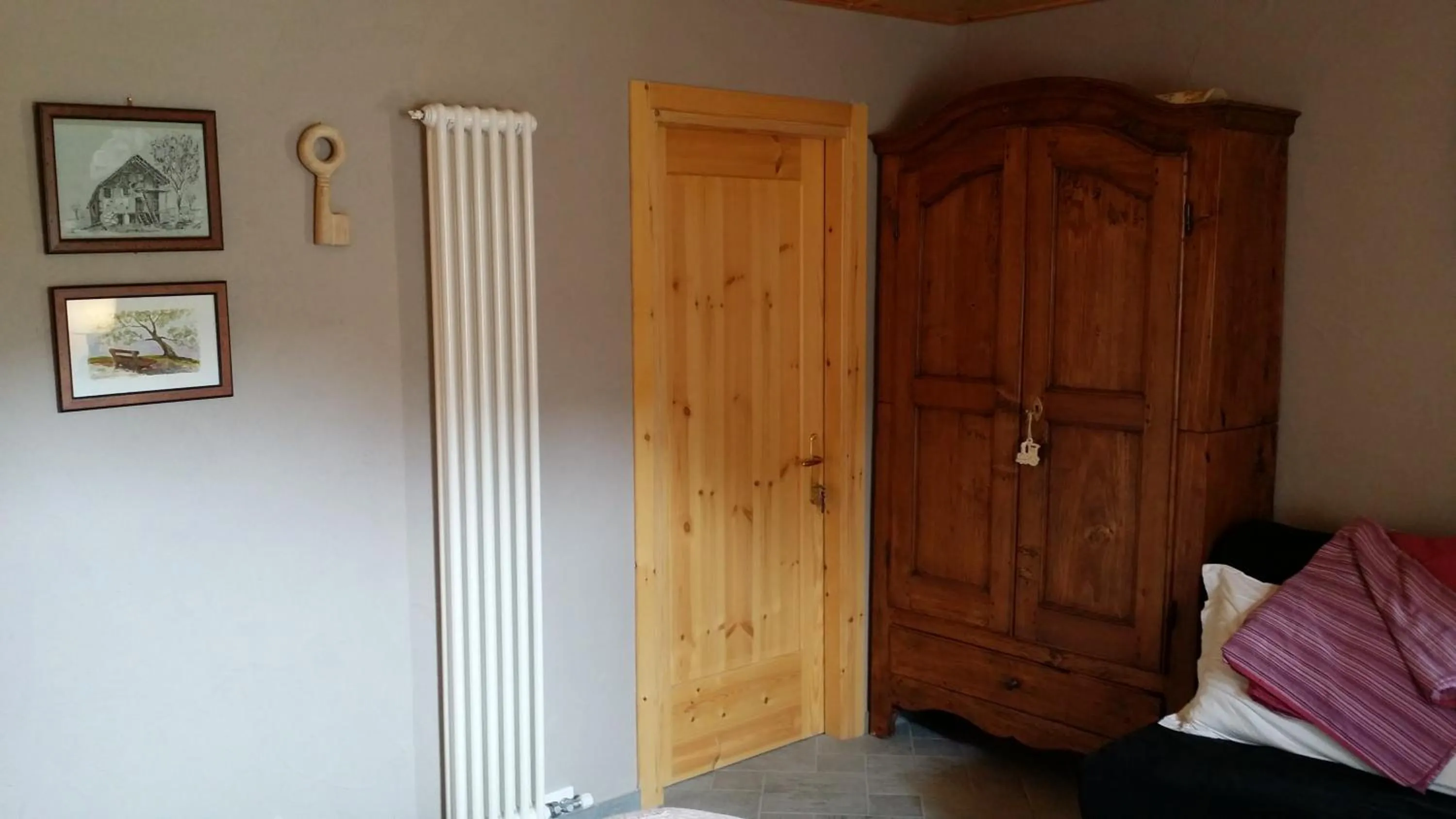 Decorative detail, Bed in Maison Du-Noyer Chambres et Tables d'Hotes