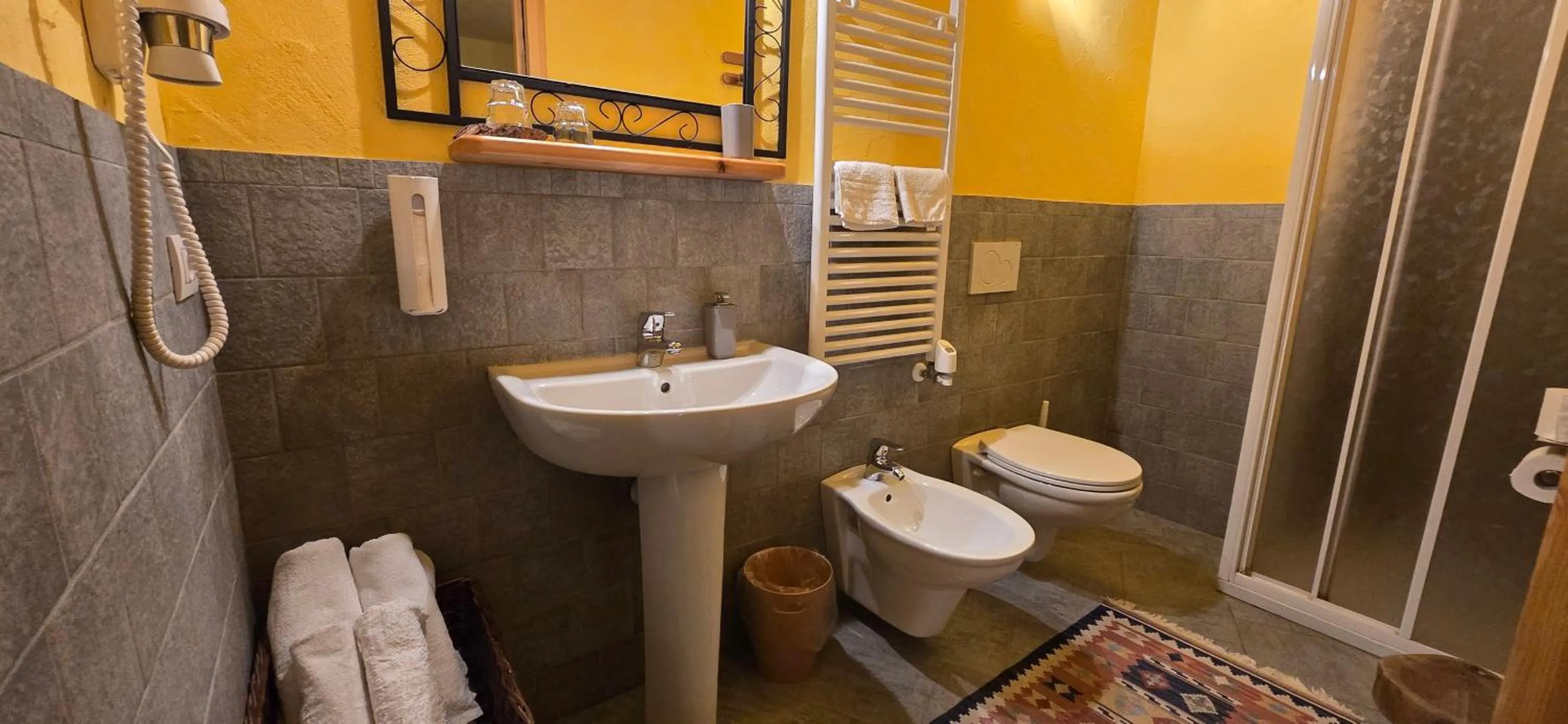 Shower in Maison Du-Noyer Chambres et Tables d'Hotes