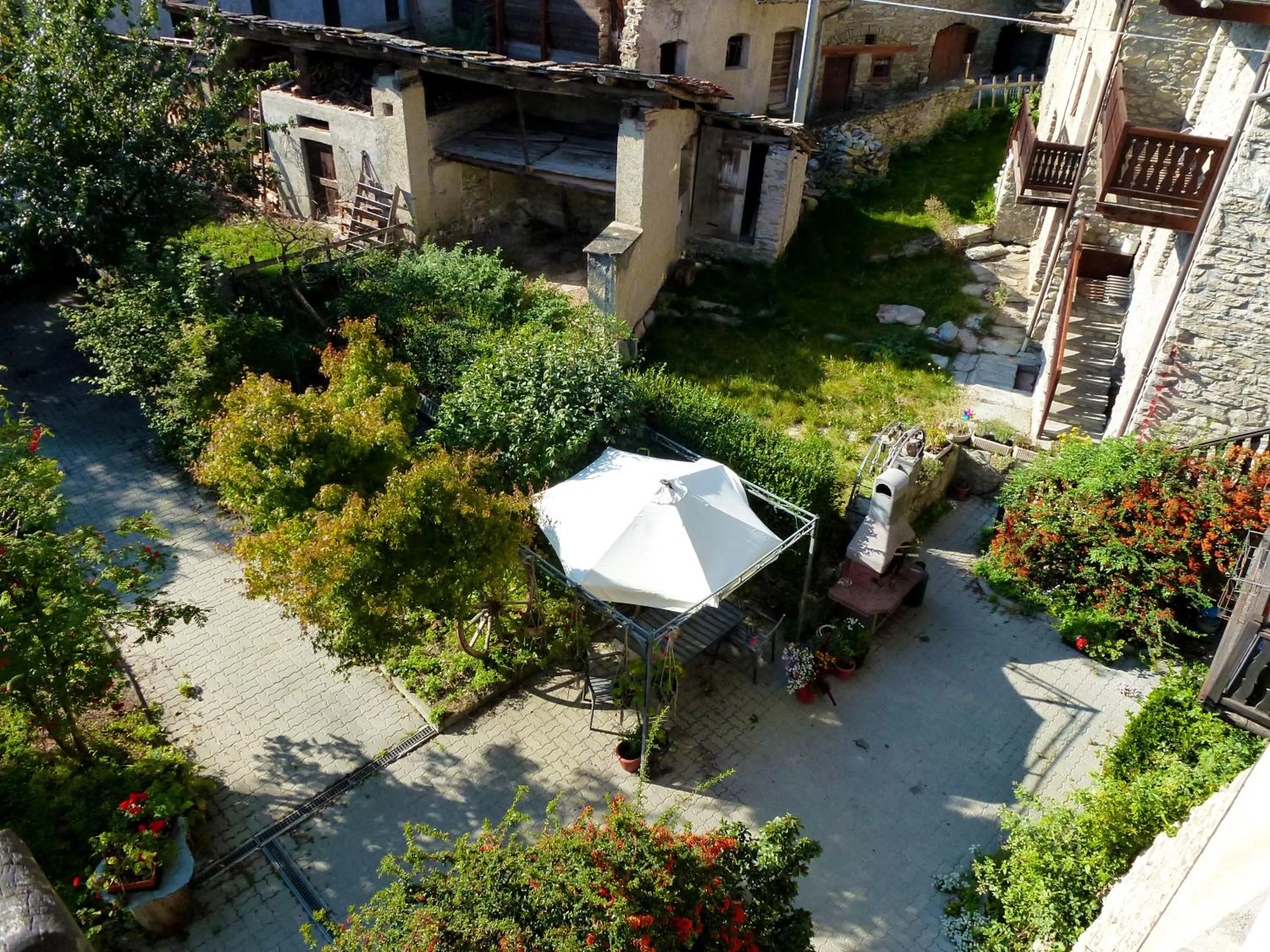 Property building in Maison Du-Noyer Chambres et Tables d'Hotes