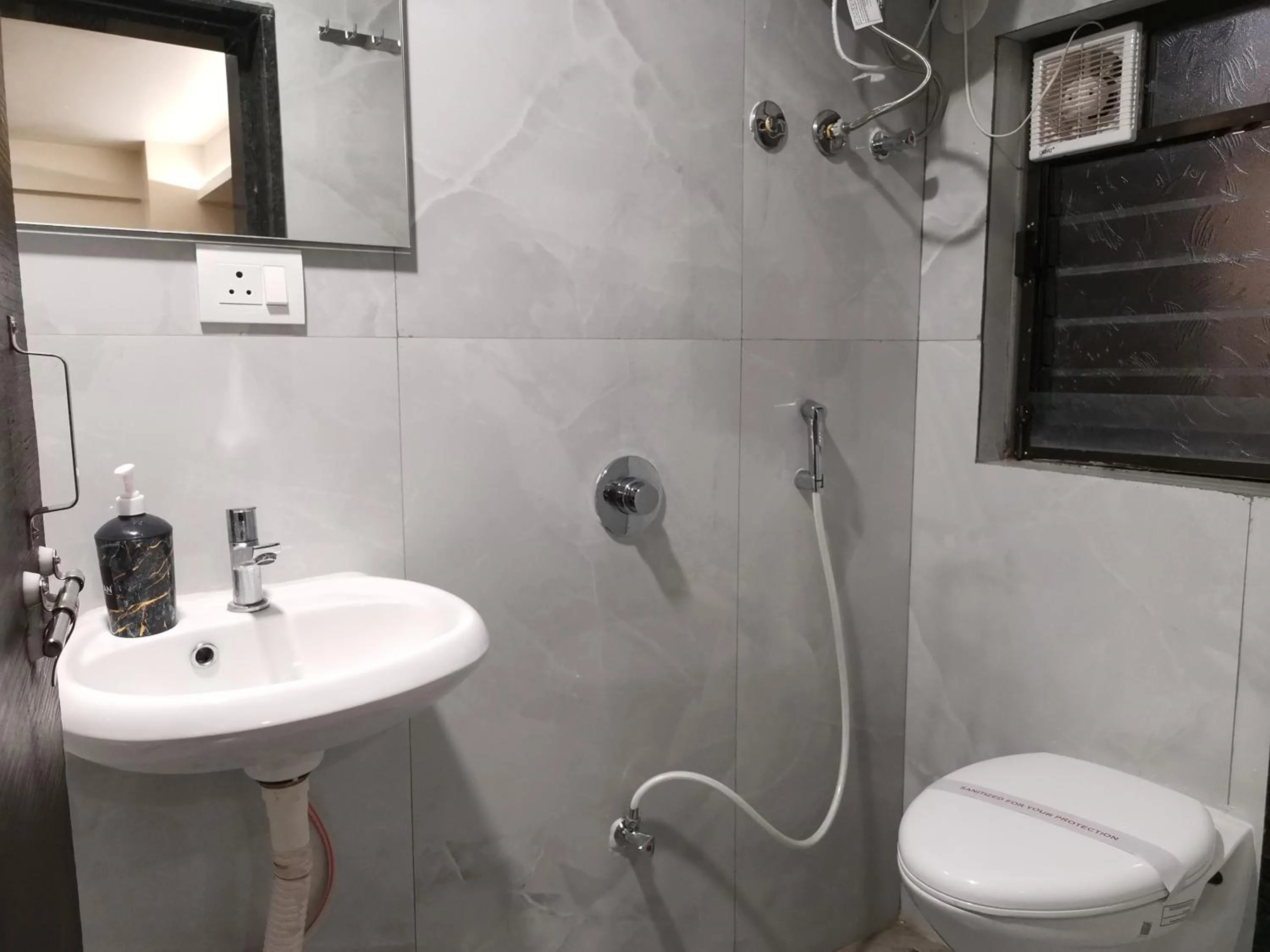 Shower in Hotel Darshan Grand