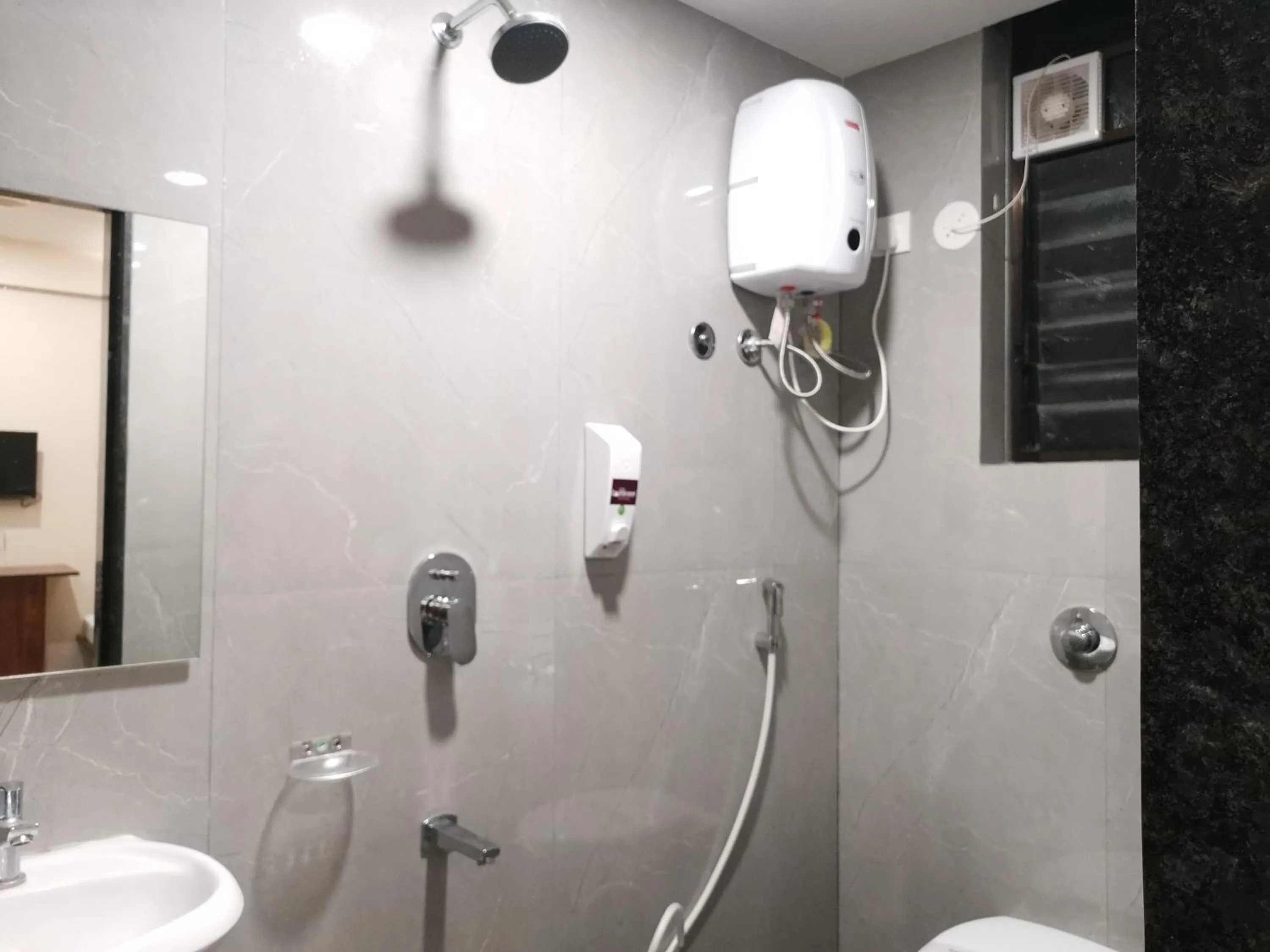 Shower in Hotel Darshan Grand