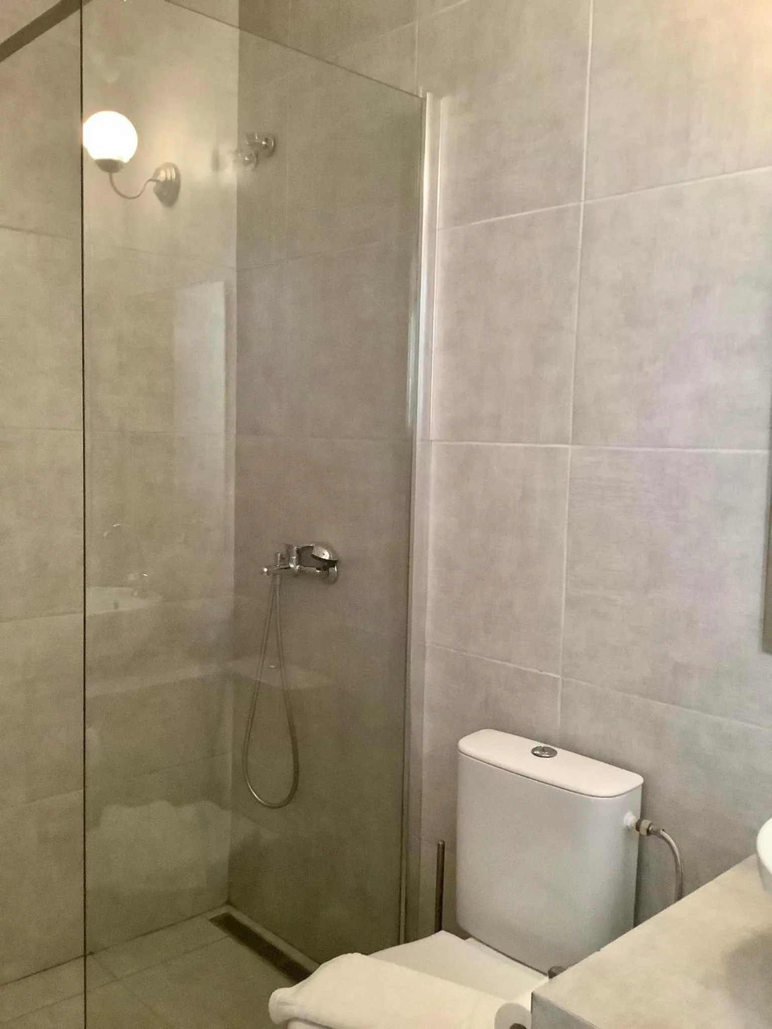 Bathroom in DVLNG 2 Bedroom & Dining Room Apartment