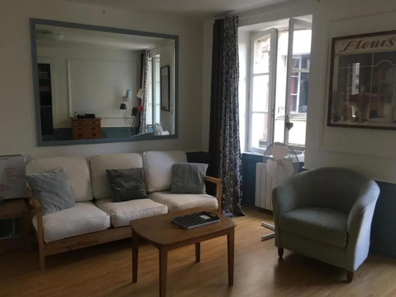Living room in Historical Center- Le Studio de St-Sauveur