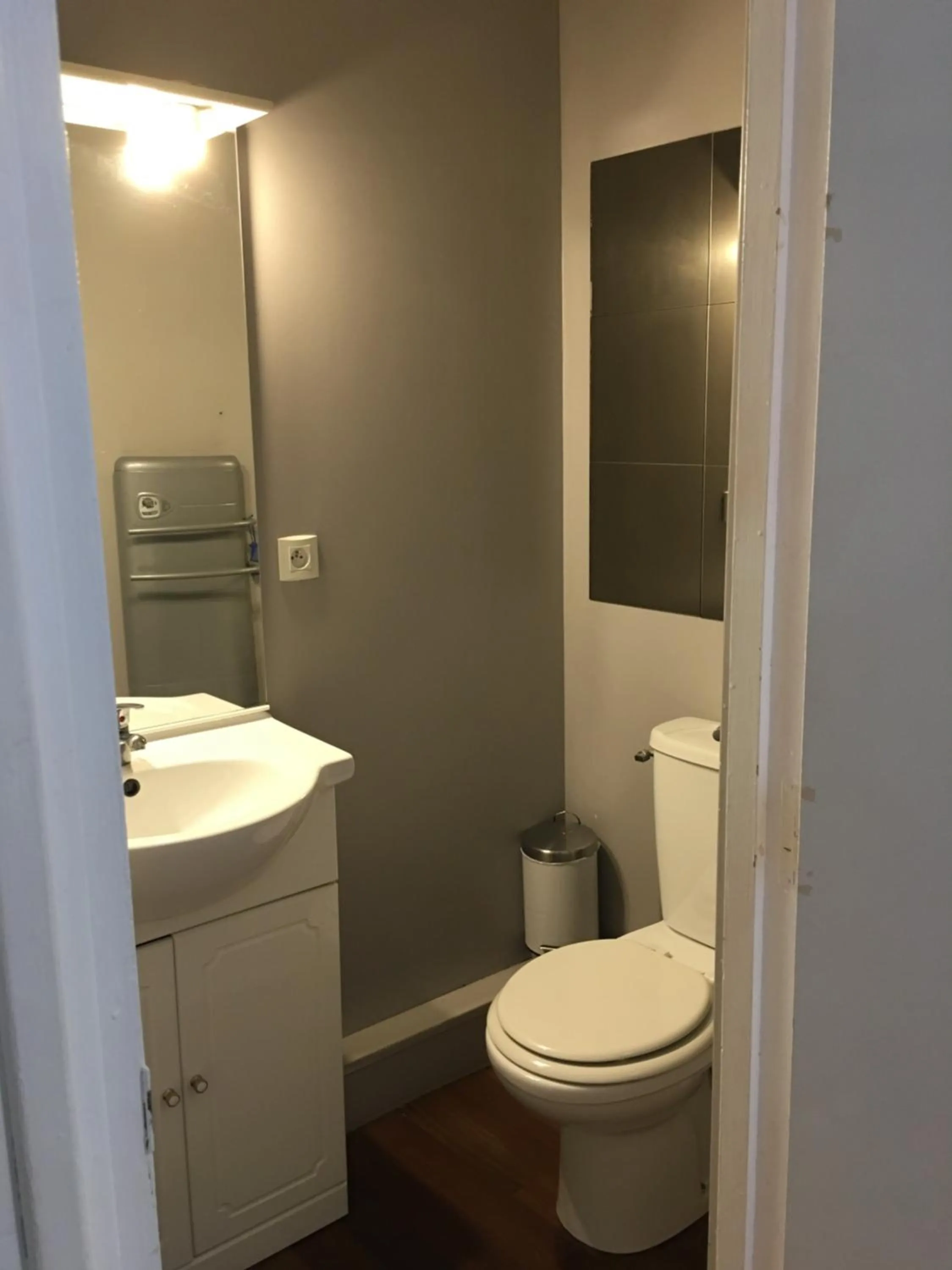 Toilet in Historical Center- Le Studio de St-Sauveur